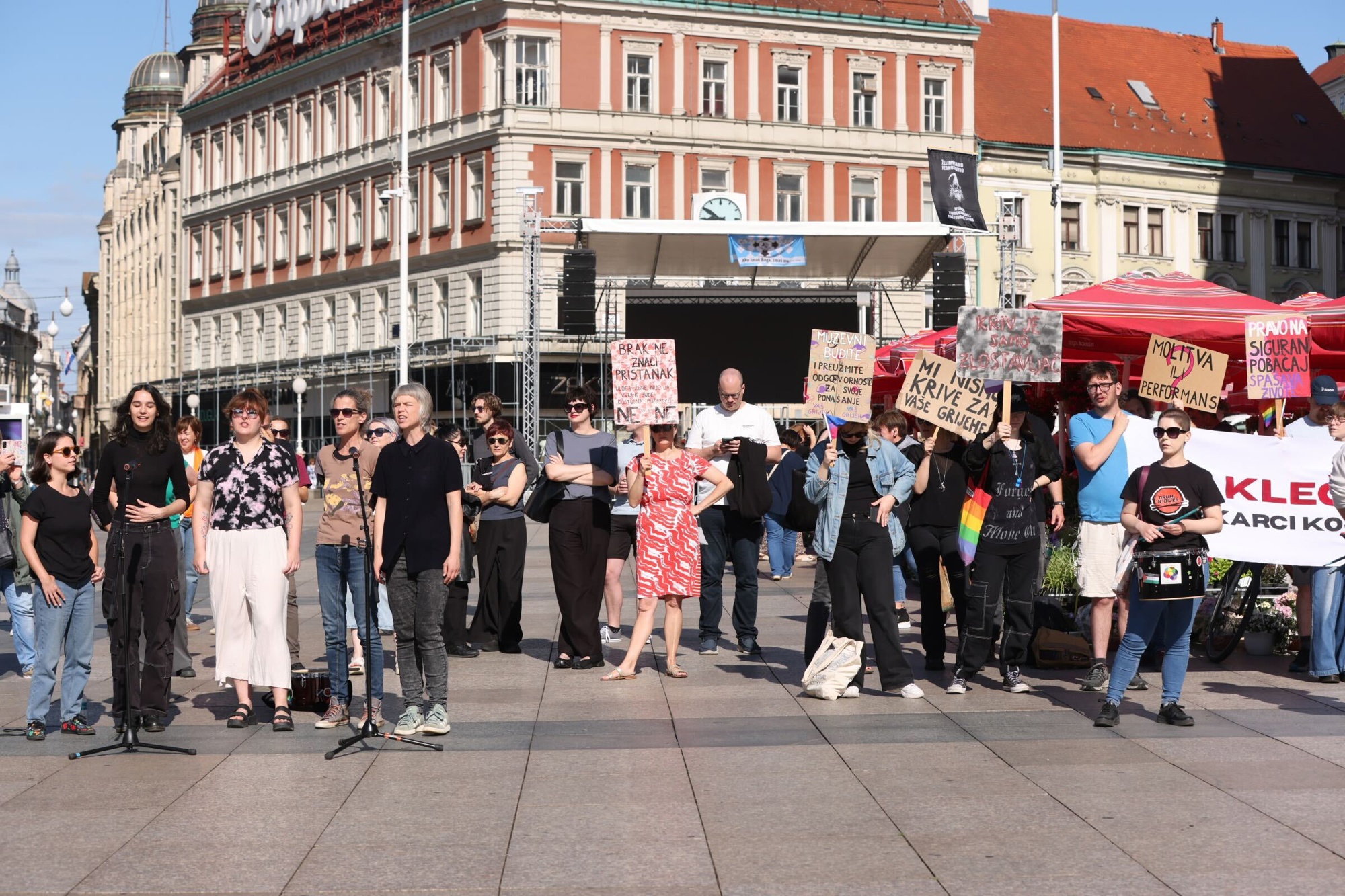 VIDEO Klečavci molili na Trgu u Zagrebu. Protuprosvjednici svirali i pjevali