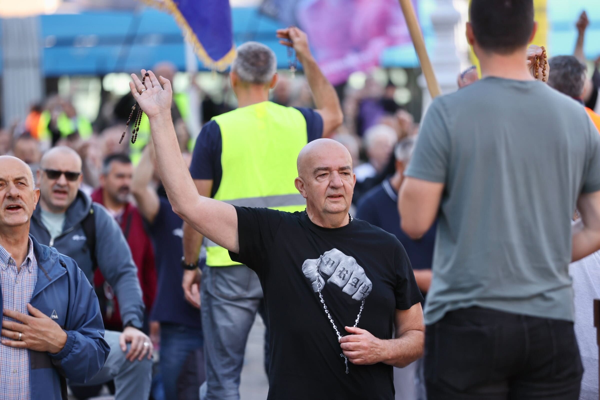 VIDEO Klečavci molili na Trgu u Zagrebu. Protuprosvjednici svirali i pjevali