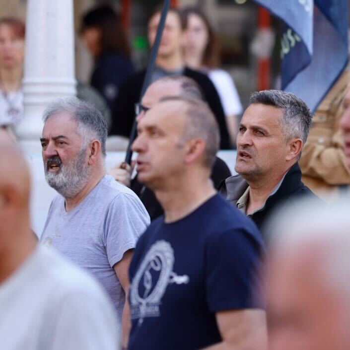 VIDEO Klečavci molili na Trgu u Zagrebu. Protuprosvjednici svirali i pjevali