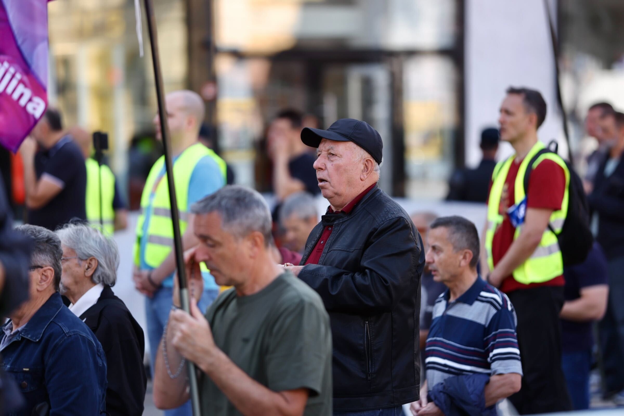 VIDEO Klečavci molili na Trgu u Zagrebu. Protuprosvjednici svirali i pjevali