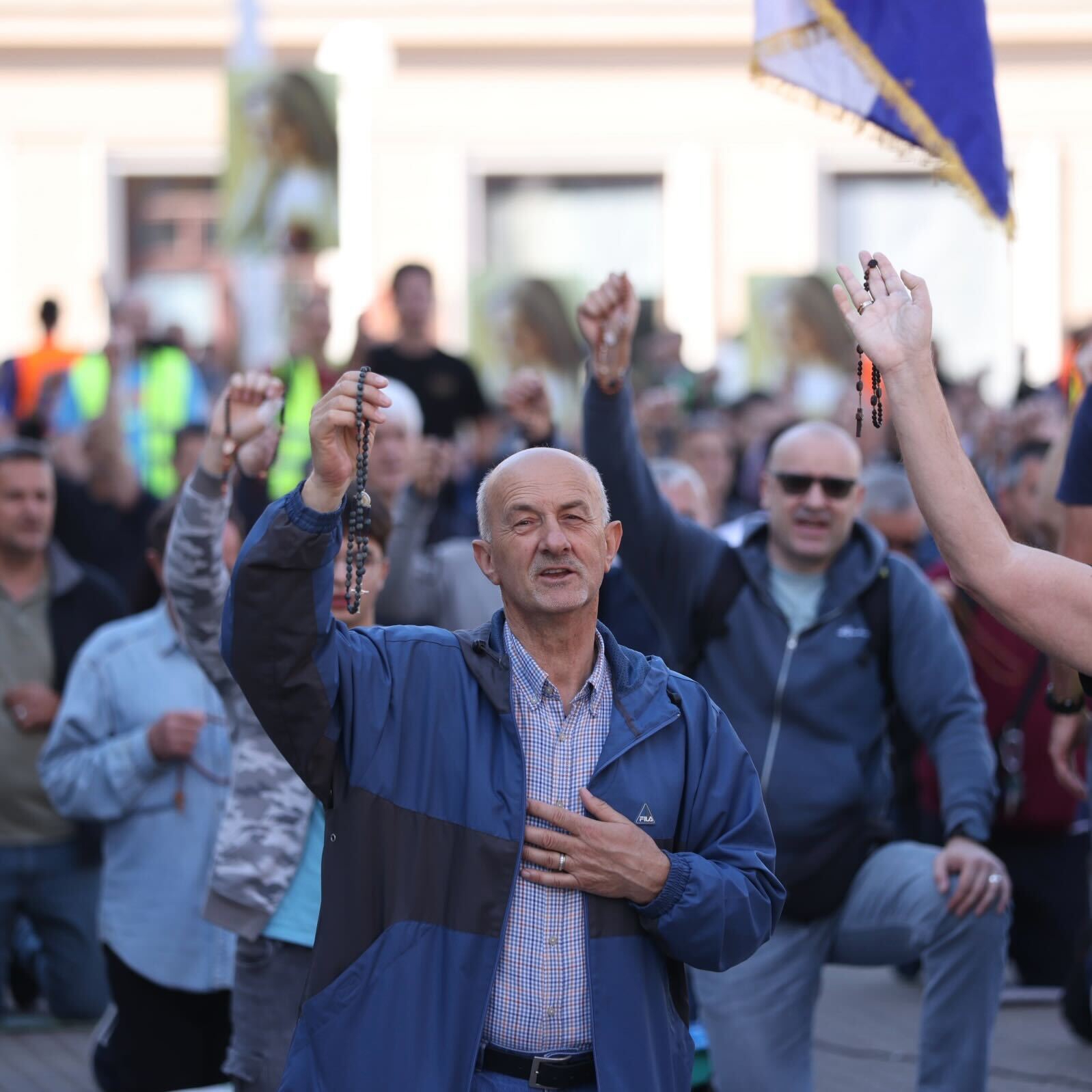 VIDEO Klečavci molili na Trgu u Zagrebu. Protuprosvjednici svirali i pjevali