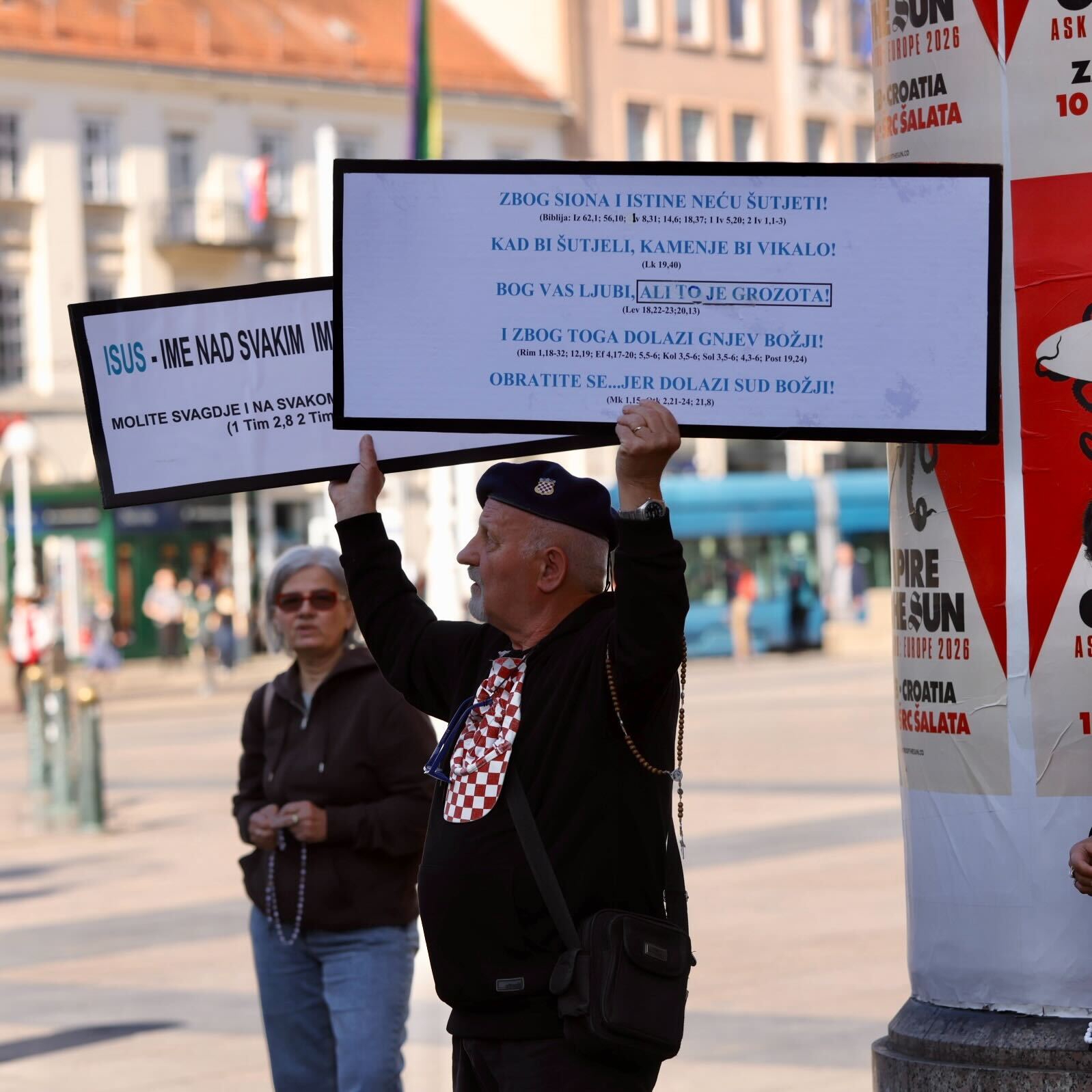 VIDEO Klečavci molili na Trgu u Zagrebu. Protuprosvjednici svirali i pjevali
