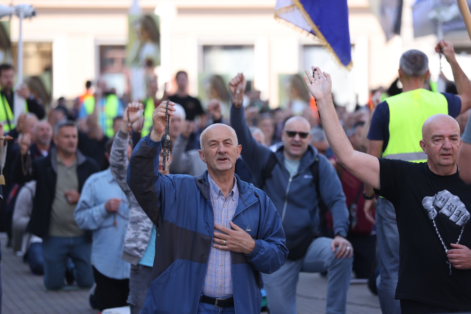 VIDEO Klečavci molili na Trgu u Zagrebu. Protuprosvjednici svirali i pjevali