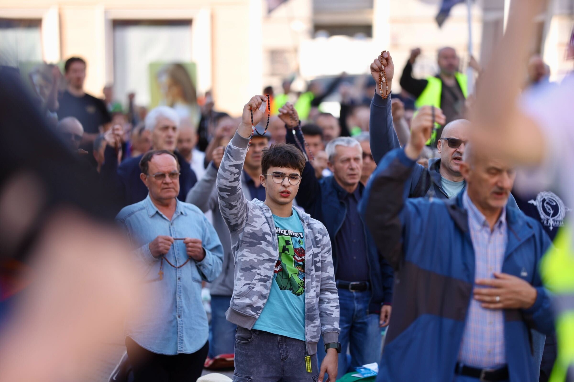 VIDEO Klečavci molili na Trgu u Zagrebu. Protuprosvjednici svirali i pjevali