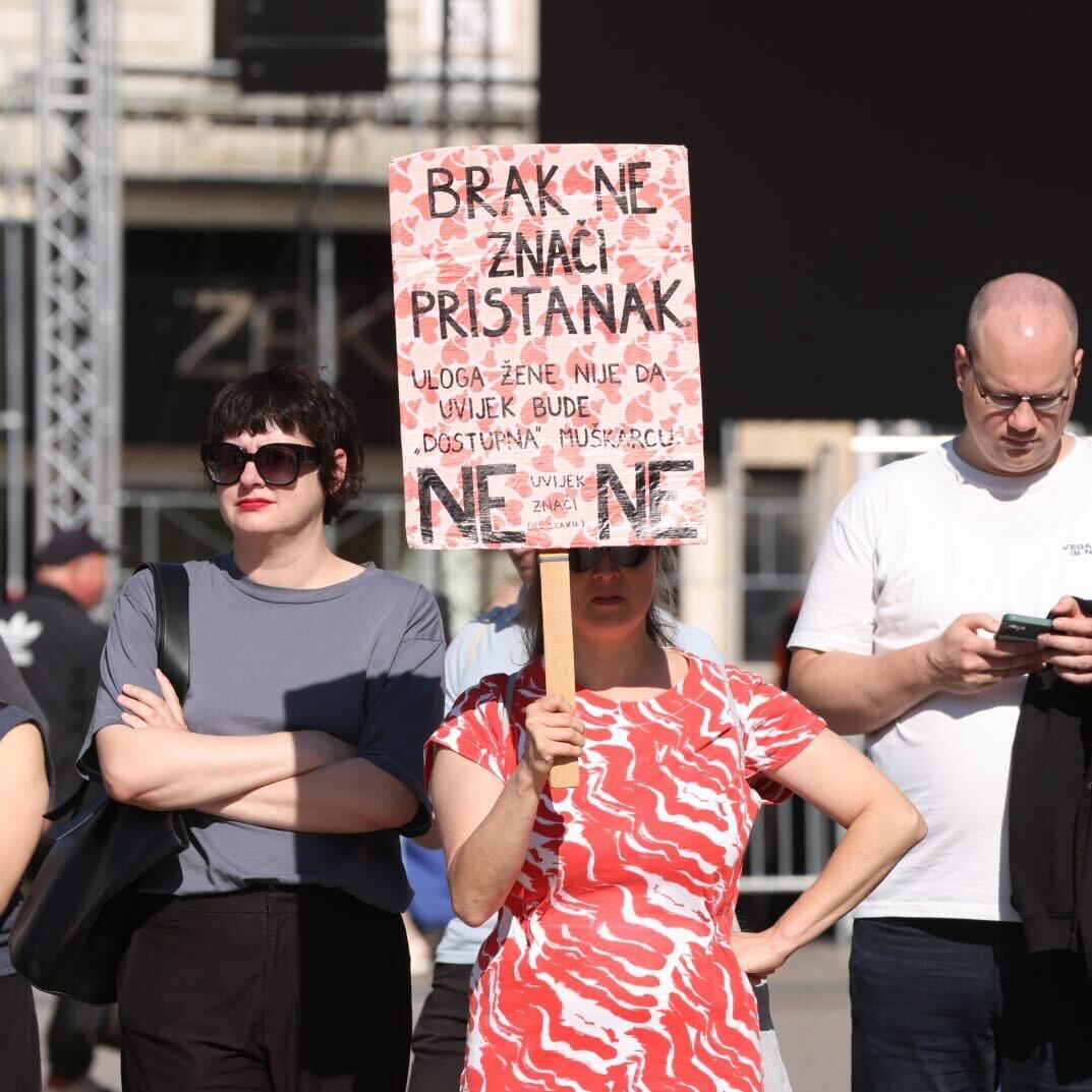 VIDEO Klečavci molili na Trgu u Zagrebu. Protuprosvjednici svirali i pjevali