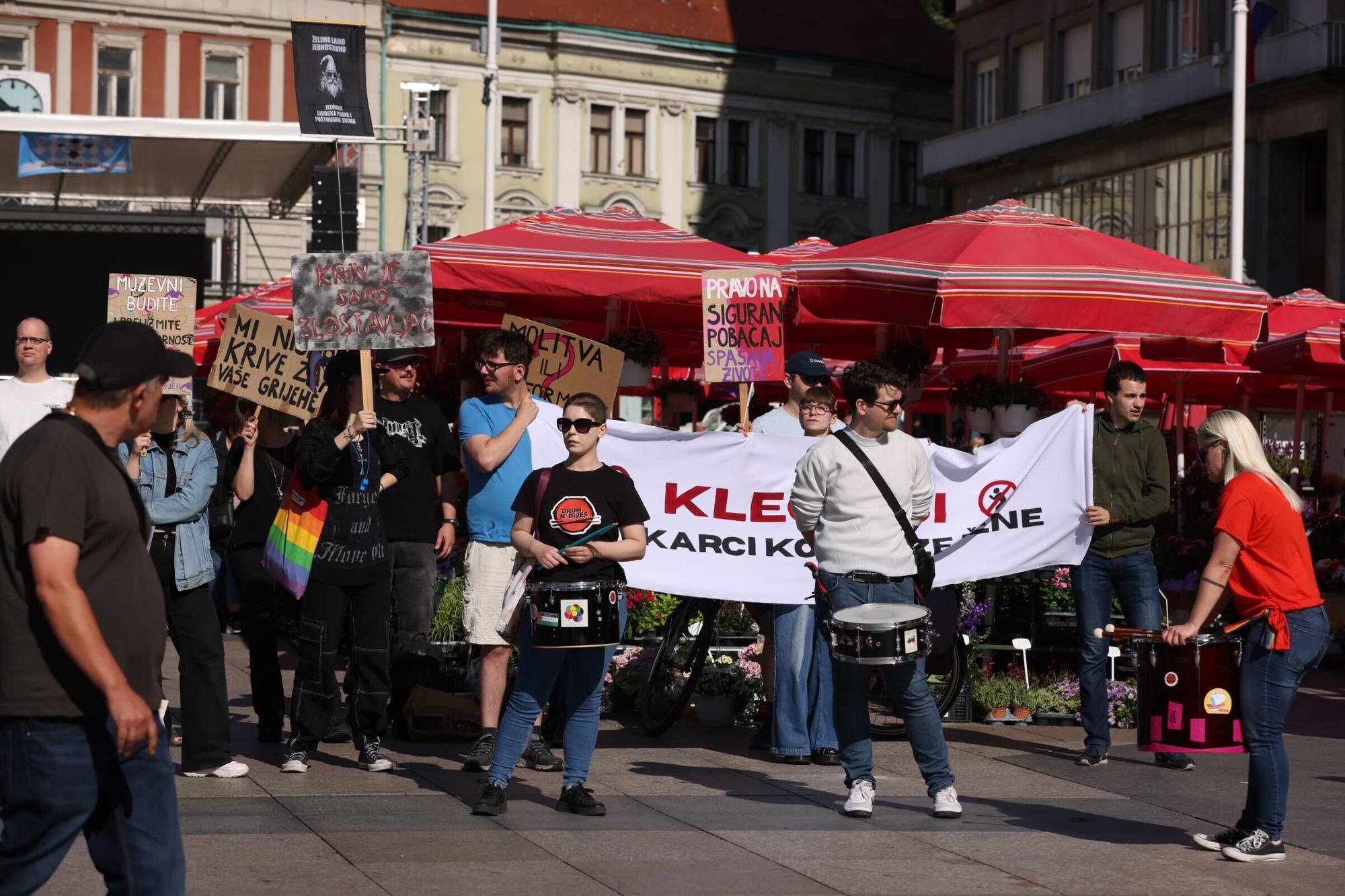 VIDEO Klečavci molili na Trgu u Zagrebu. Protuprosvjednici svirali i pjevali