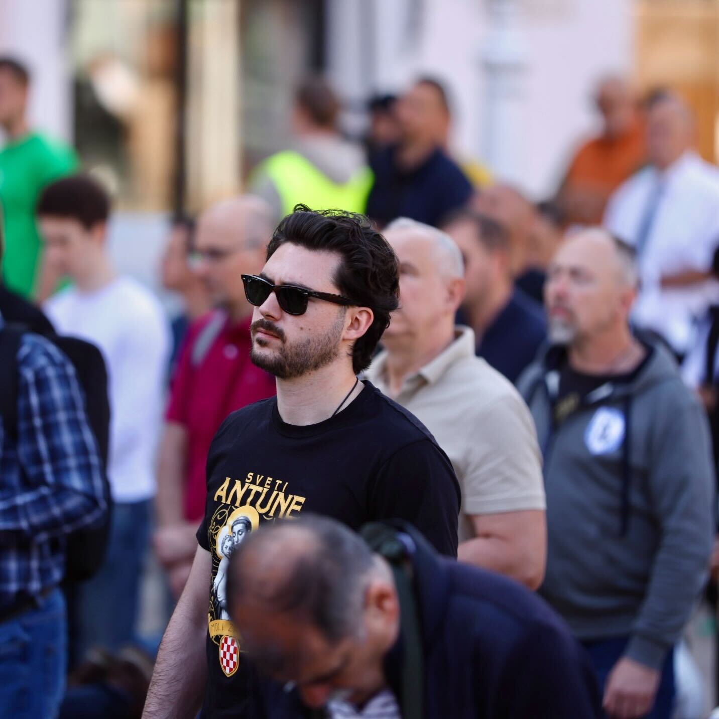 VIDEO Klečavci molili na Trgu u Zagrebu. Protuprosvjednici svirali i pjevali