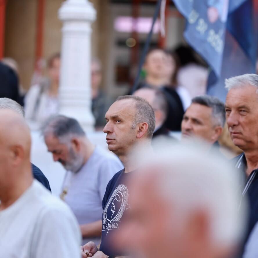 VIDEO Klečavci molili na Trgu u Zagrebu. Protuprosvjednici svirali i pjevali