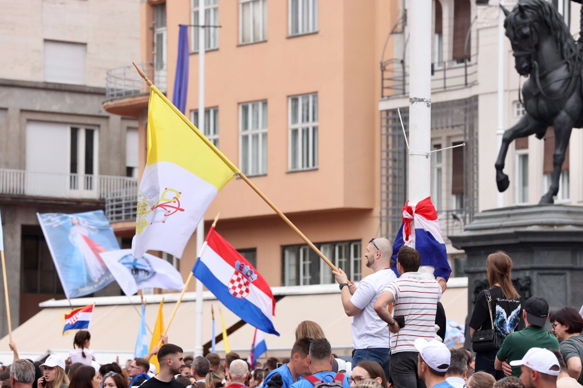 Tisuće mladih vjernika na Antunovskom hodu. Fratar: Bravo, vi idete kontra struje