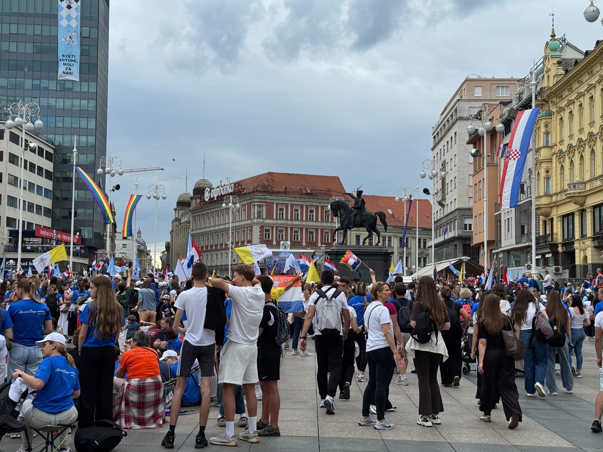 Tisuće mladih vjernika na Antunovskom hodu. Fratar: Bravo, vi idete kontra struje