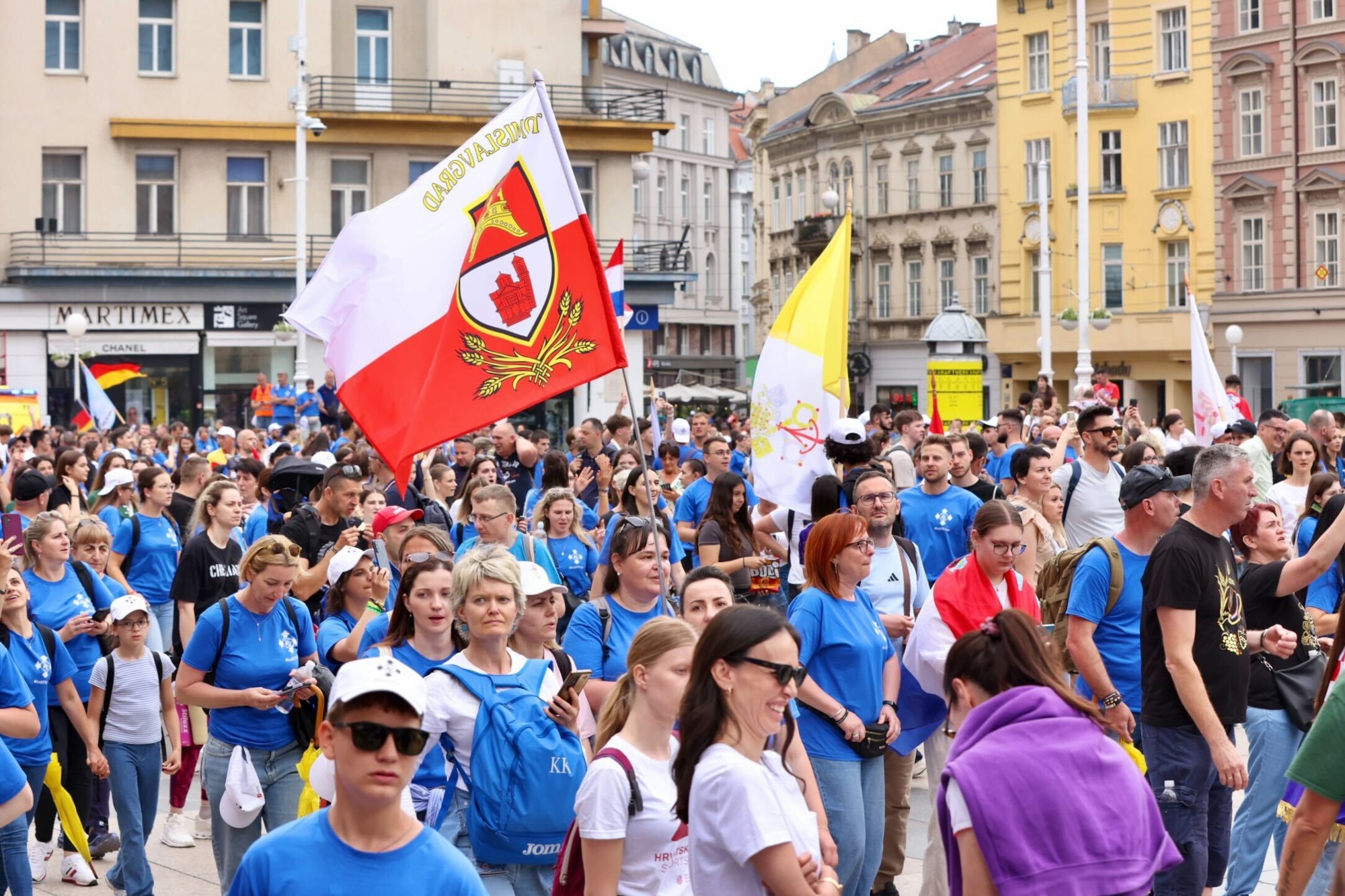 Tisuće mladih vjernika na Antunovskom hodu. Fratar: Bravo, vi idete kontra struje