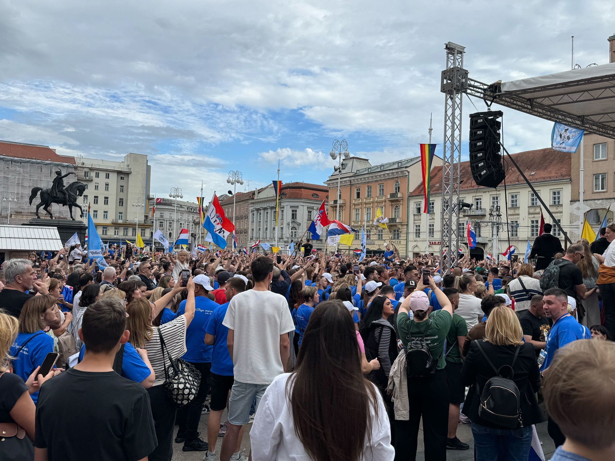 Tisuće mladih vjernika na Antunovskom hodu. Fratar: Bravo, vi idete kontra struje