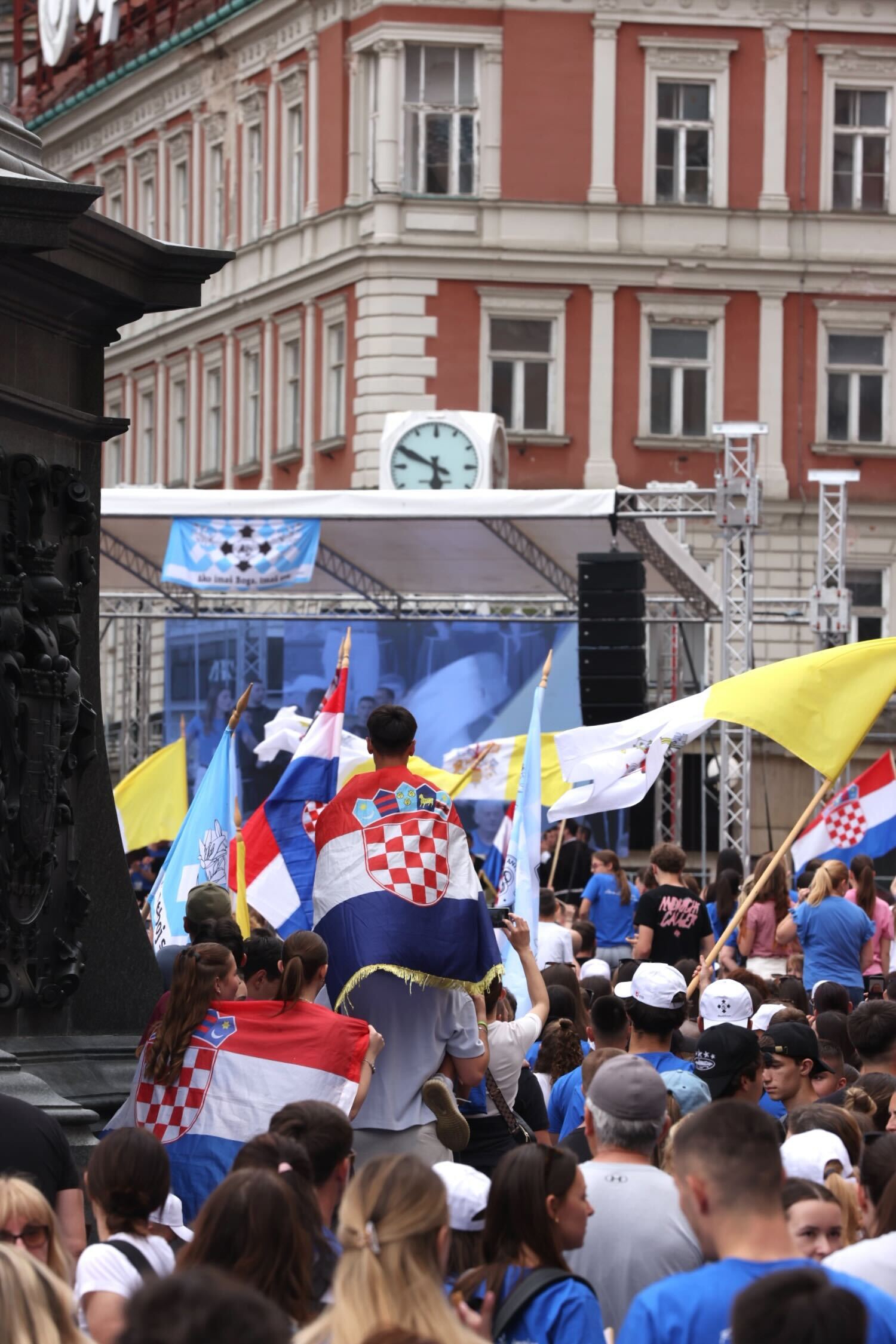 Tisuće mladih vjernika na Antunovskom hodu. Fratar: Bravo, vi idete kontra struje