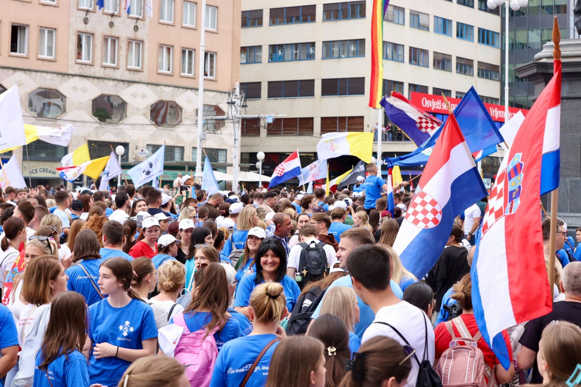 Tisuće mladih vjernika na Antunovskom hodu. Fratar: Bravo, vi idete kontra struje