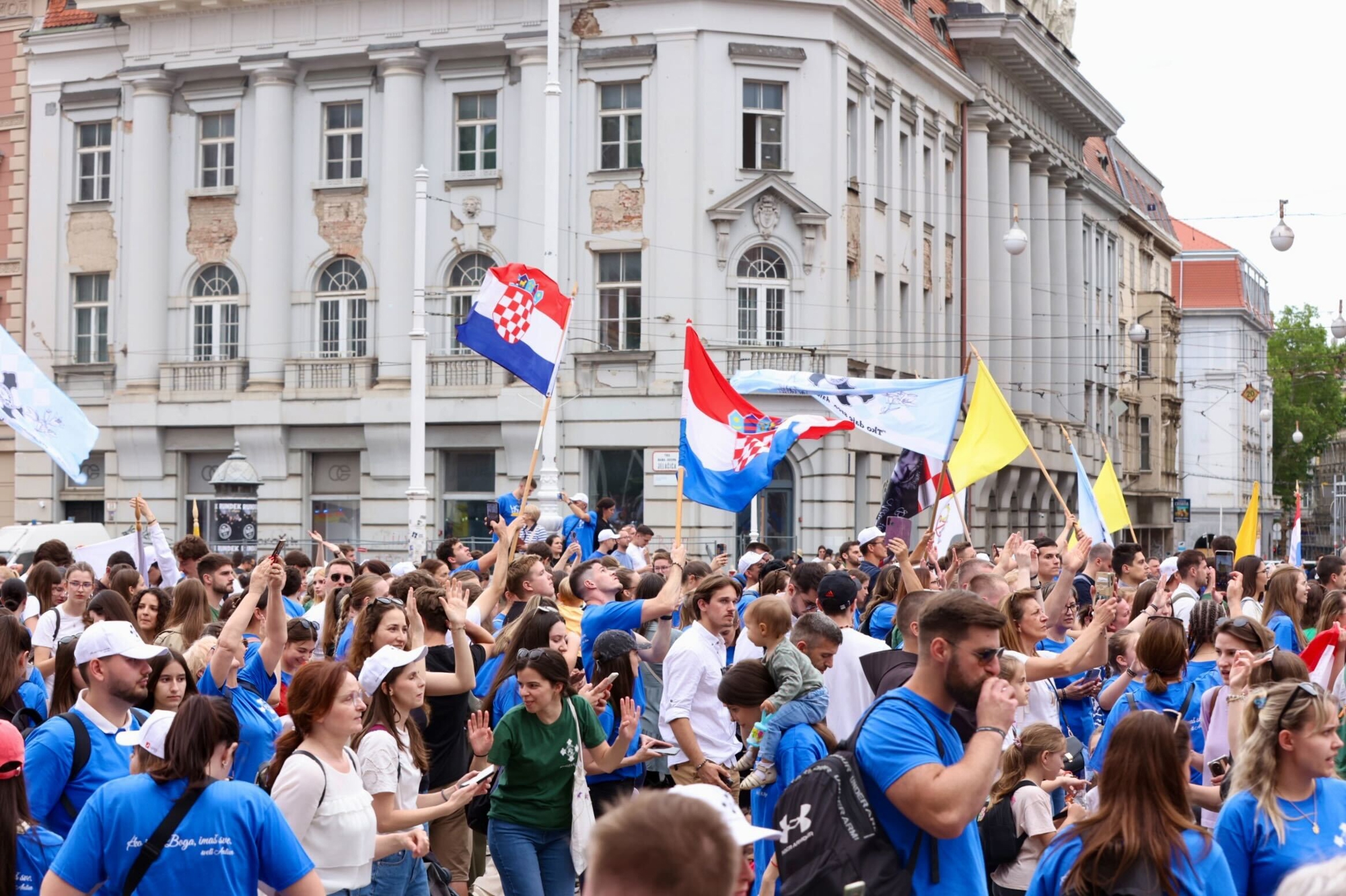 Tisuće mladih vjernika na Antunovskom hodu. Fratar: Bravo, vi idete kontra struje