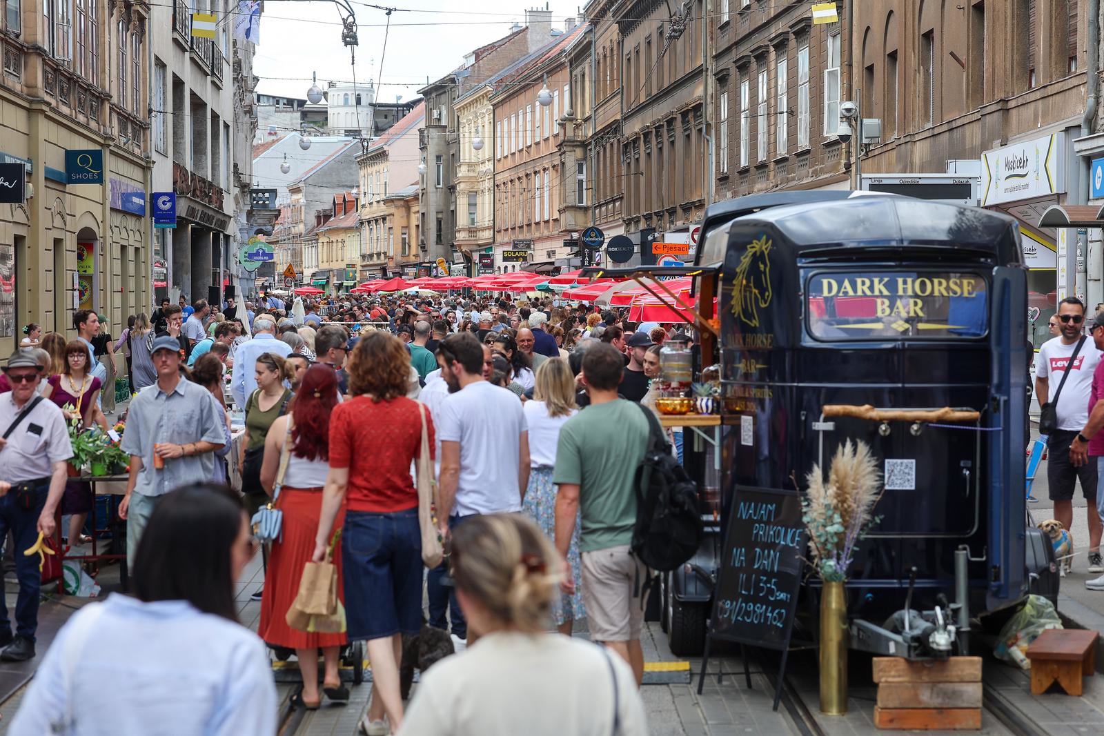 Zagrebačka Ilica danas je bila puna prolaznika zbog uličnog festivala Q'Art