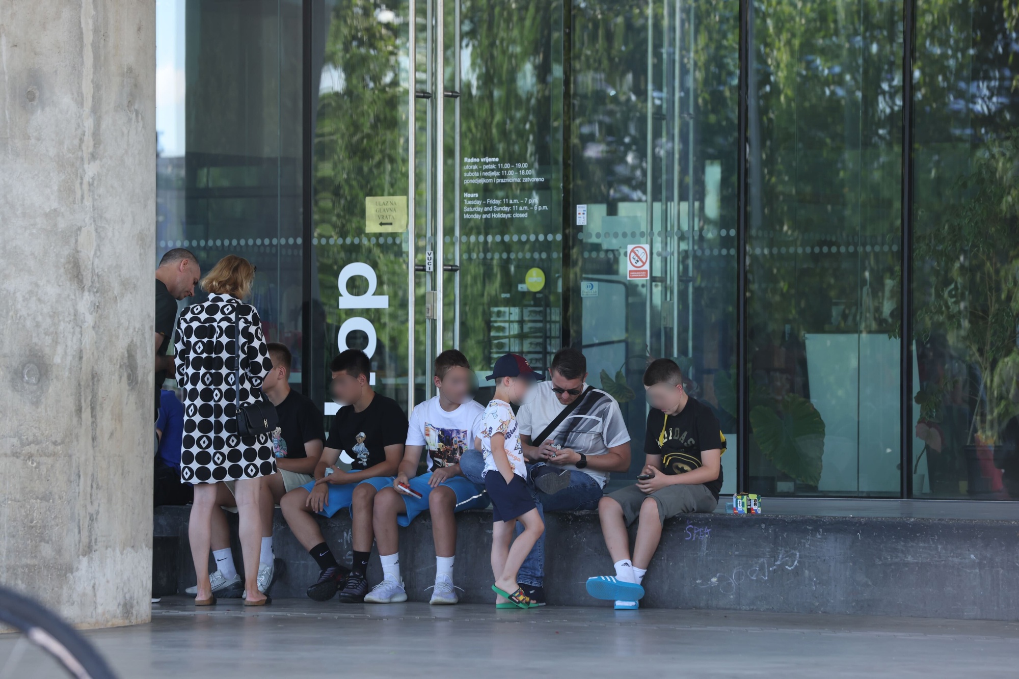 Ljudi su se okupili kod zagrebačkog MSU-a, razmjenjuju sličice za Paninijev album