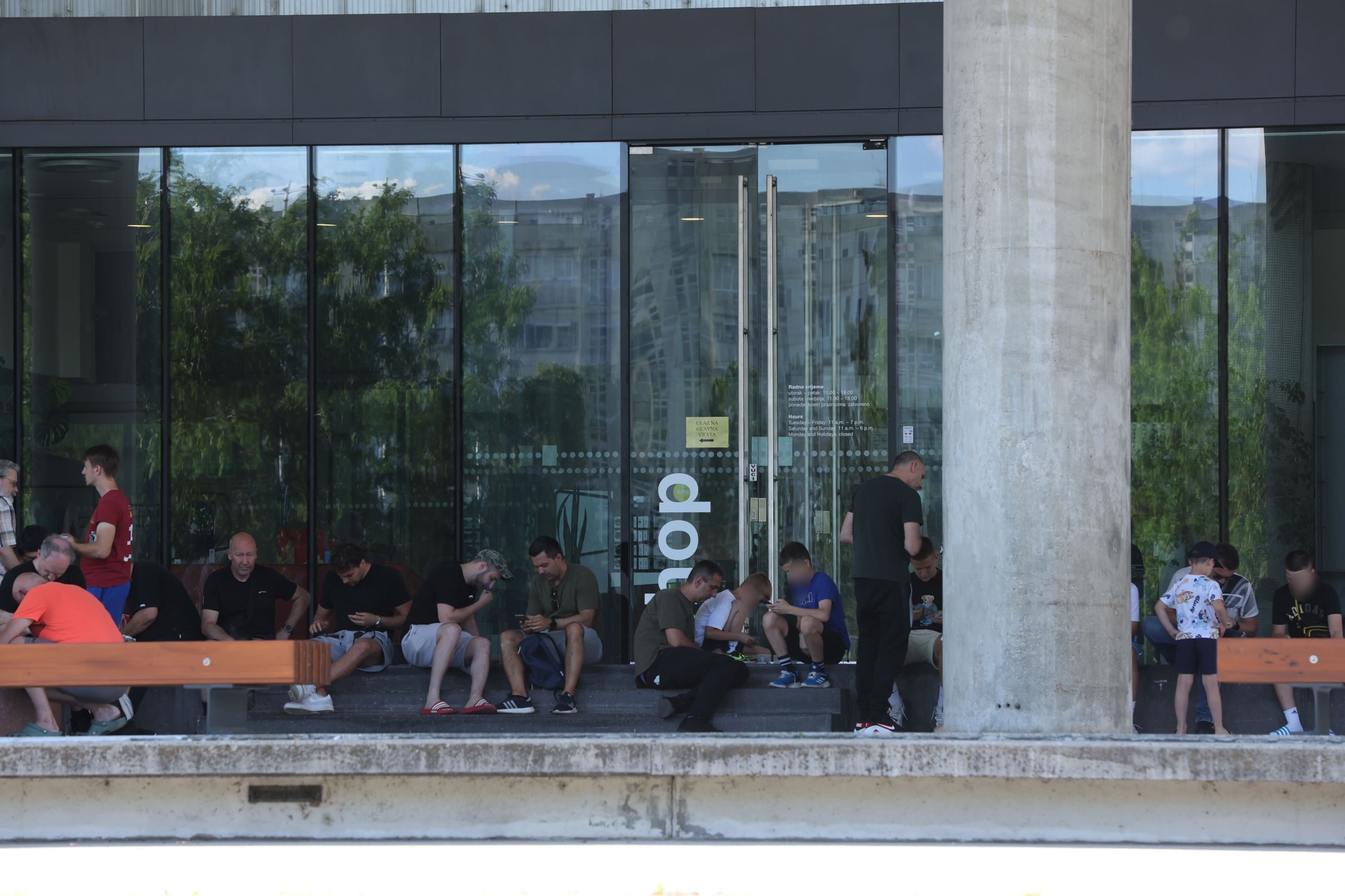 Ljudi su se okupili kod zagrebačkog MSU-a, razmjenjuju sličice za Paninijev album