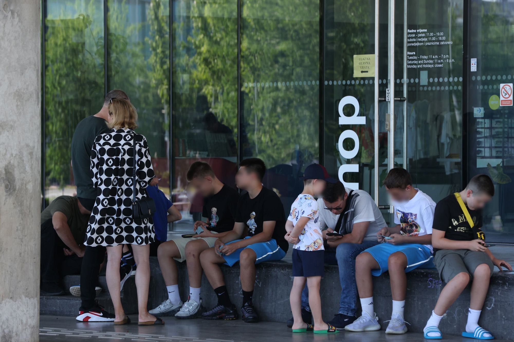 Ljudi su se okupili kod zagrebačkog MSU-a, razmjenjuju sličice za Paninijev album