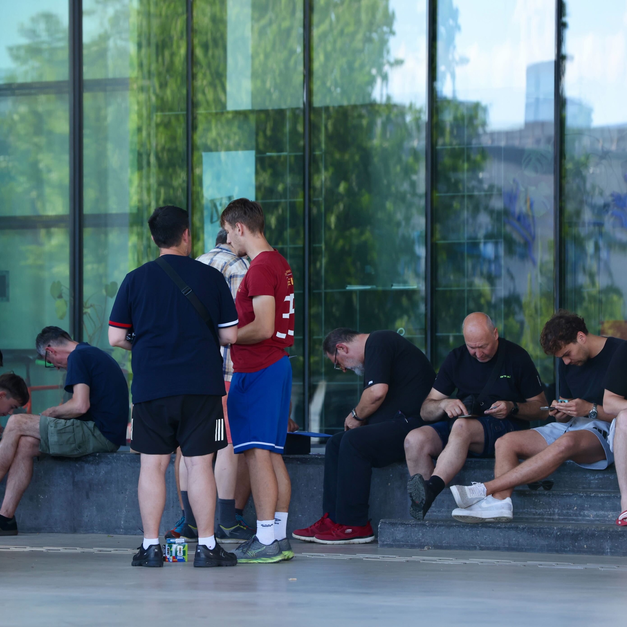 Ljudi su se okupili kod zagrebačkog MSU-a, razmjenjuju sličice za Paninijev album
