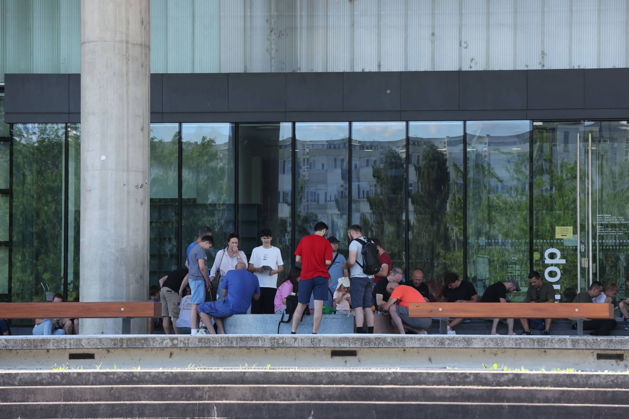 Ljudi su se okupili kod zagrebačkog MSU-a, razmjenjuju sličice za Paninijev album