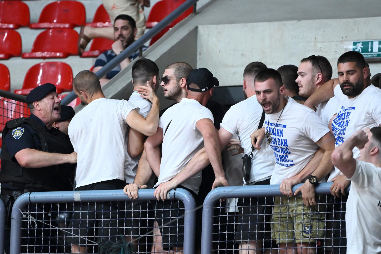 FOTO Devet uhićenih zbog nereda na utakmici Cibone i Zadra. Ozlijeđena tri policajca