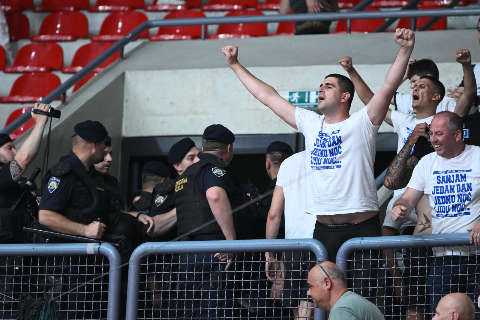 FOTO Devet uhićenih zbog nereda na utakmici Cibone i Zadra. Ozlijeđena tri policajca