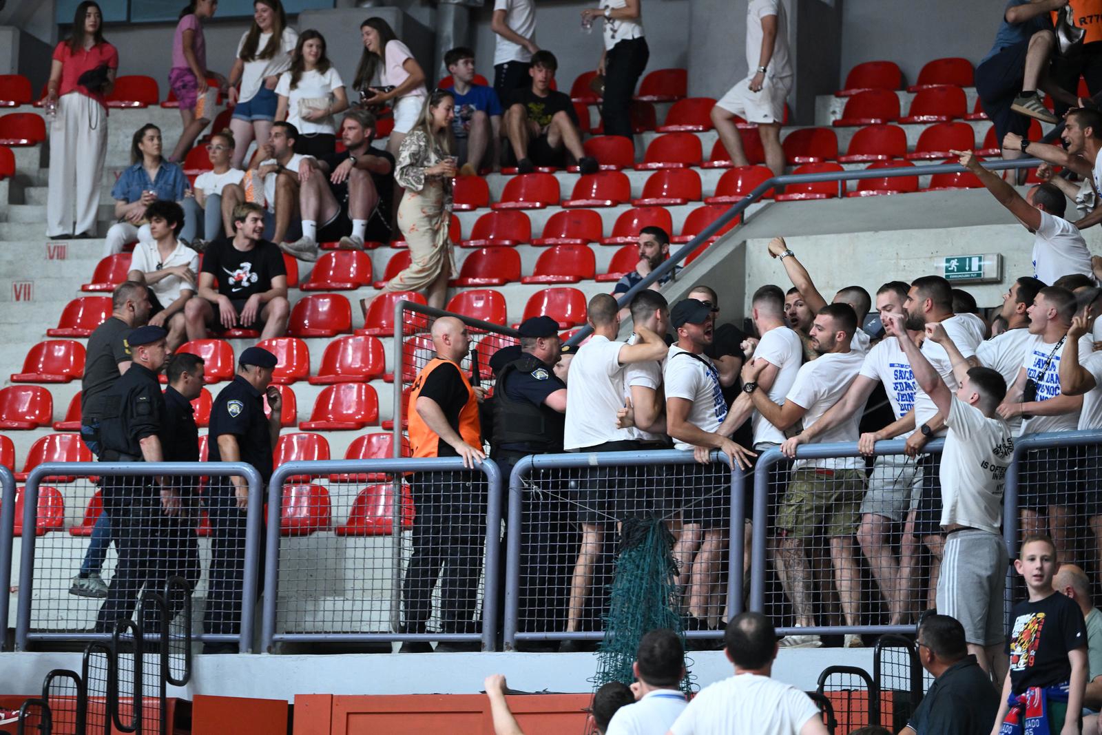 FOTO Devet uhićenih zbog nereda na utakmici Cibone i Zadra. Ozlijeđena tri policajca