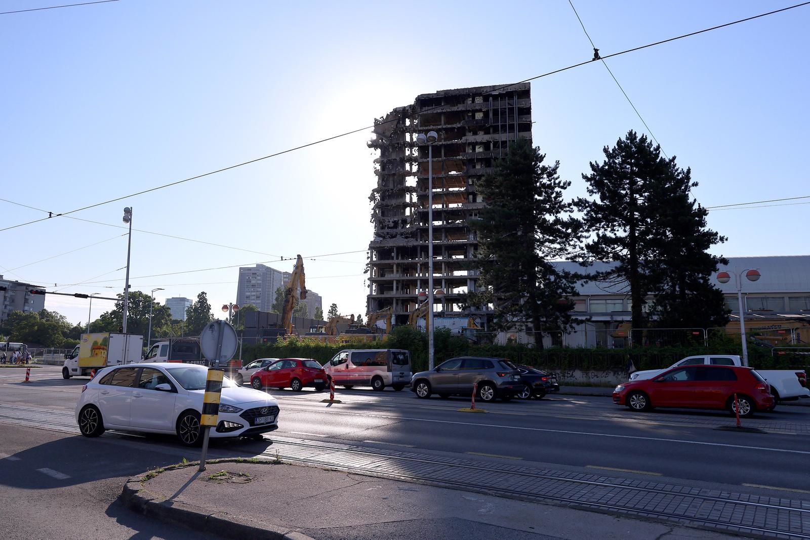 VIDEO I FOTO Zbog kvara bagera opet uvedena posebna regulacija prometa kod Vjesnika
