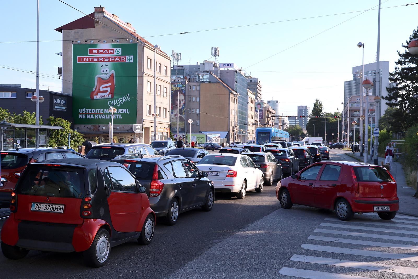 VIDEO I FOTO Zbog kvara bagera opet uvedena posebna regulacija prometa kod Vjesnika