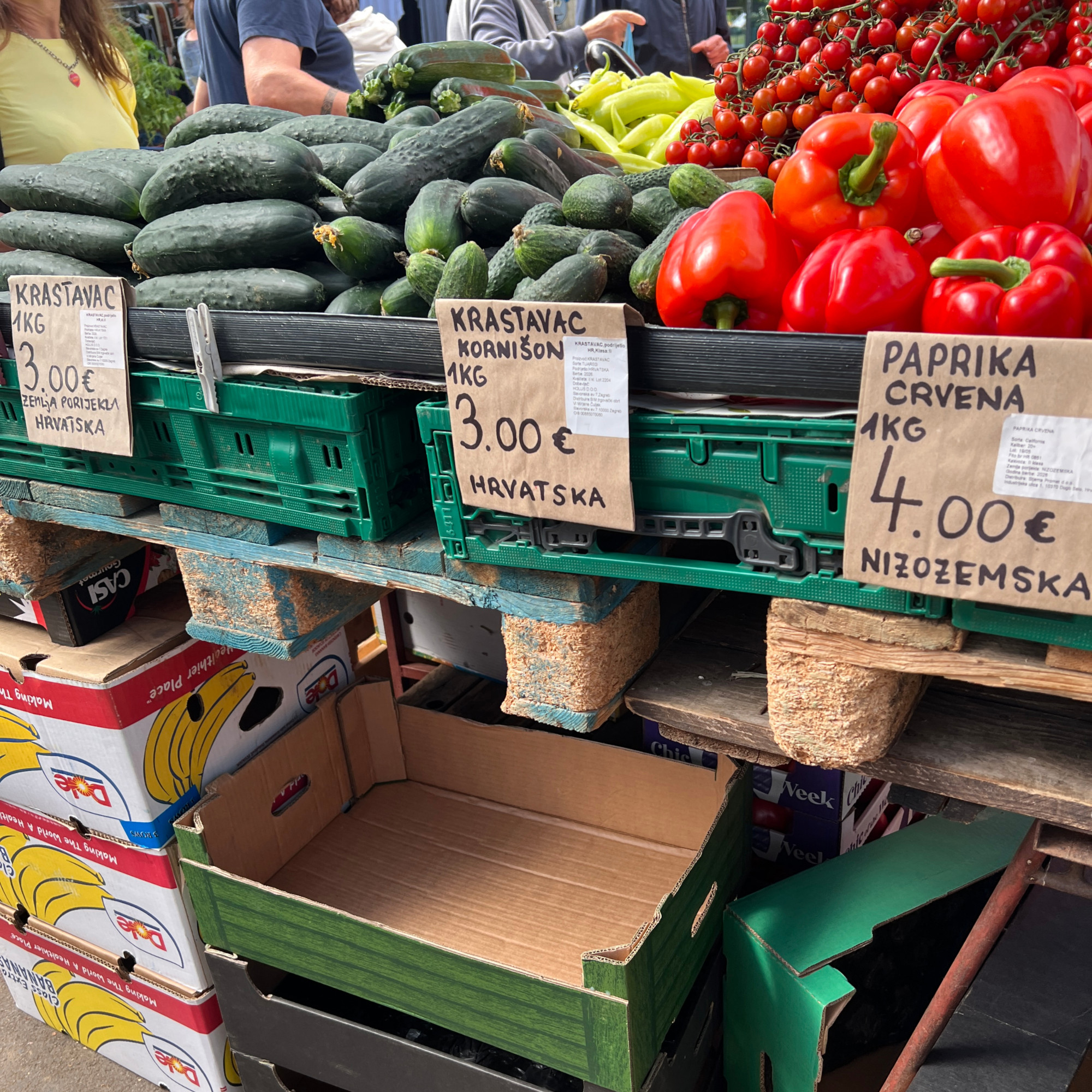 Štand s voćem usred šoping-centra izgleda kao mali plac. Cijene su nas iznenadile