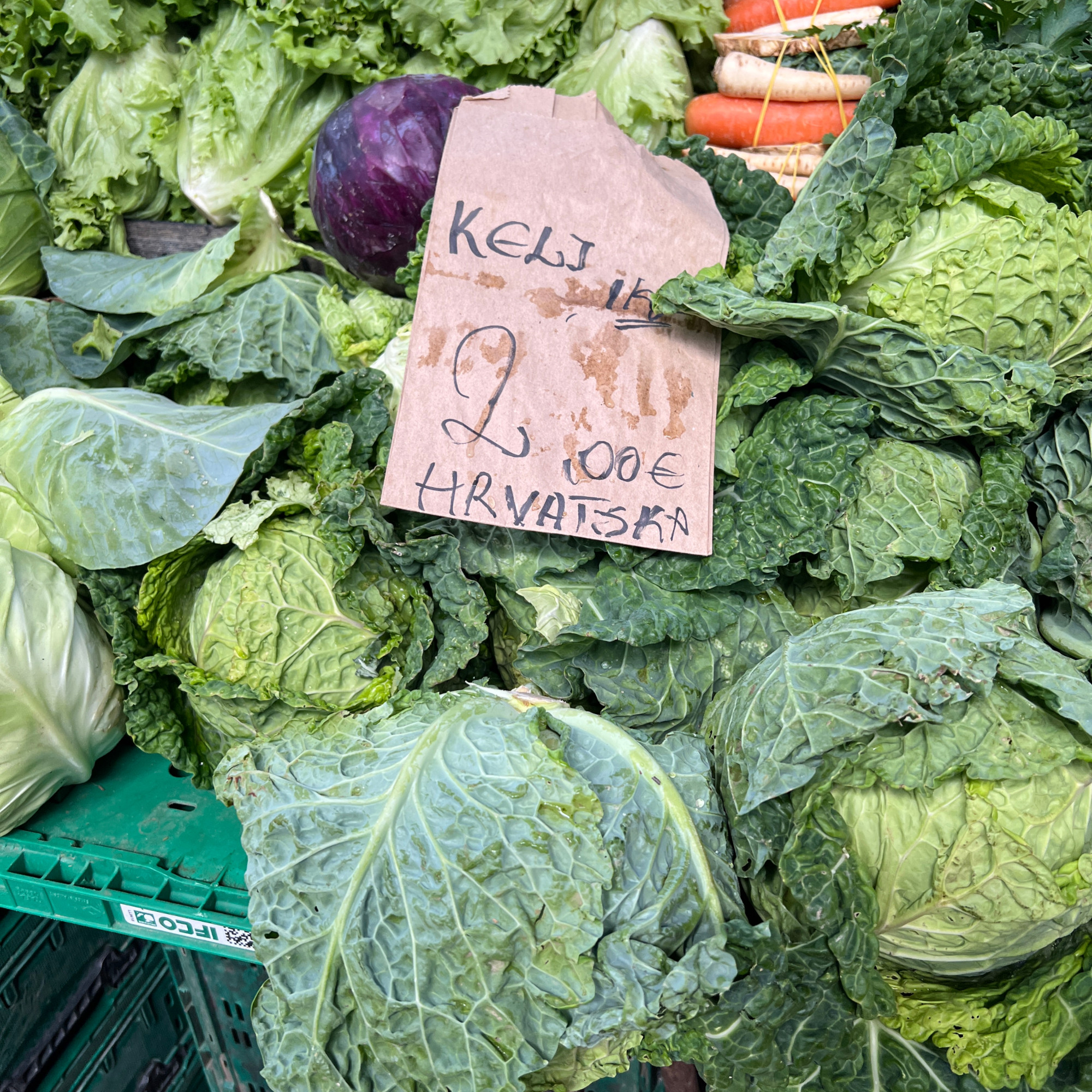 Štand s voćem usred šoping-centra izgleda kao mali plac. Cijene su nas iznenadile