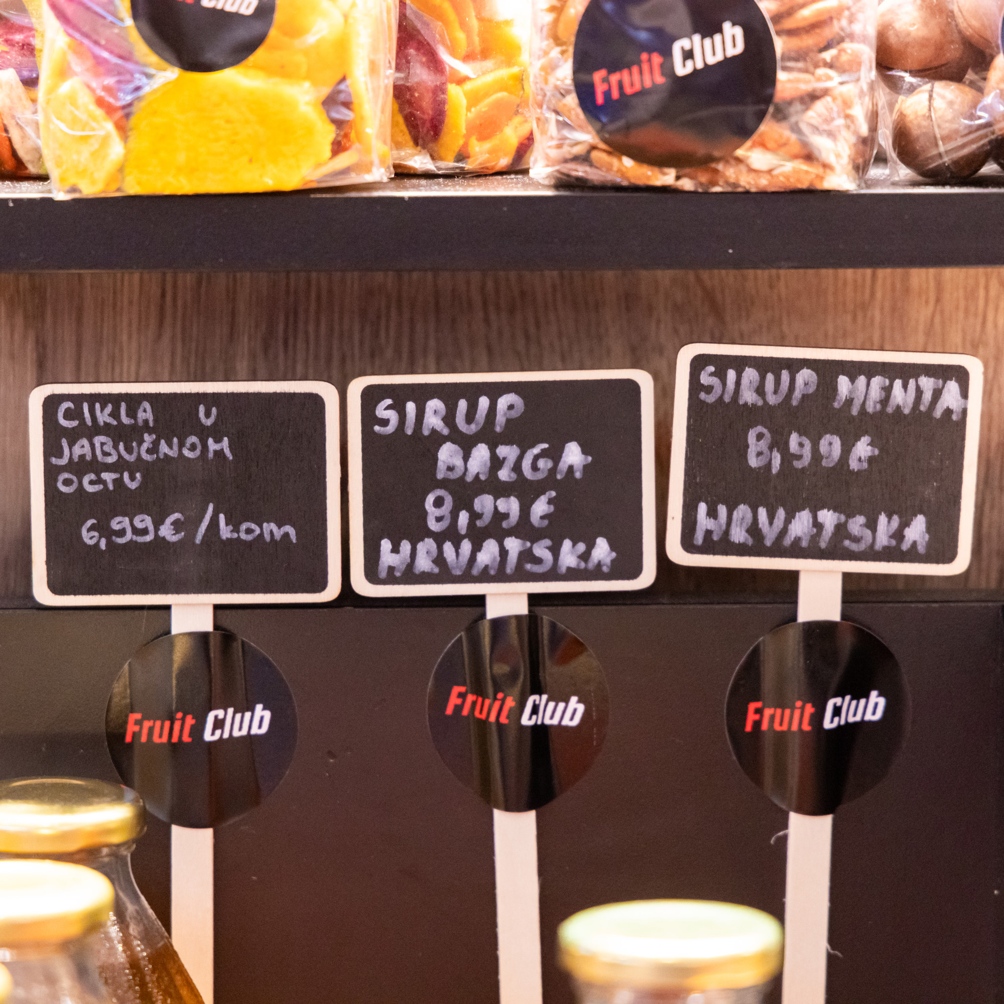 Štand s voćem usred šoping-centra izgleda kao mali plac. Cijene su nas iznenadile