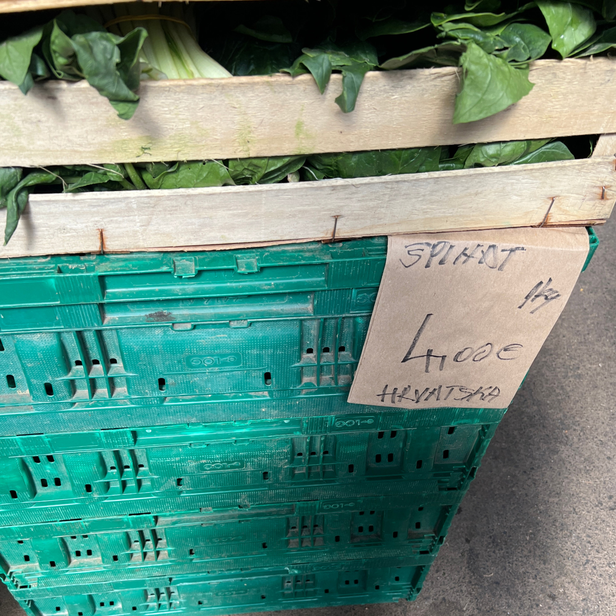 Štand s voćem usred šoping-centra izgleda kao mali plac. Cijene su nas iznenadile