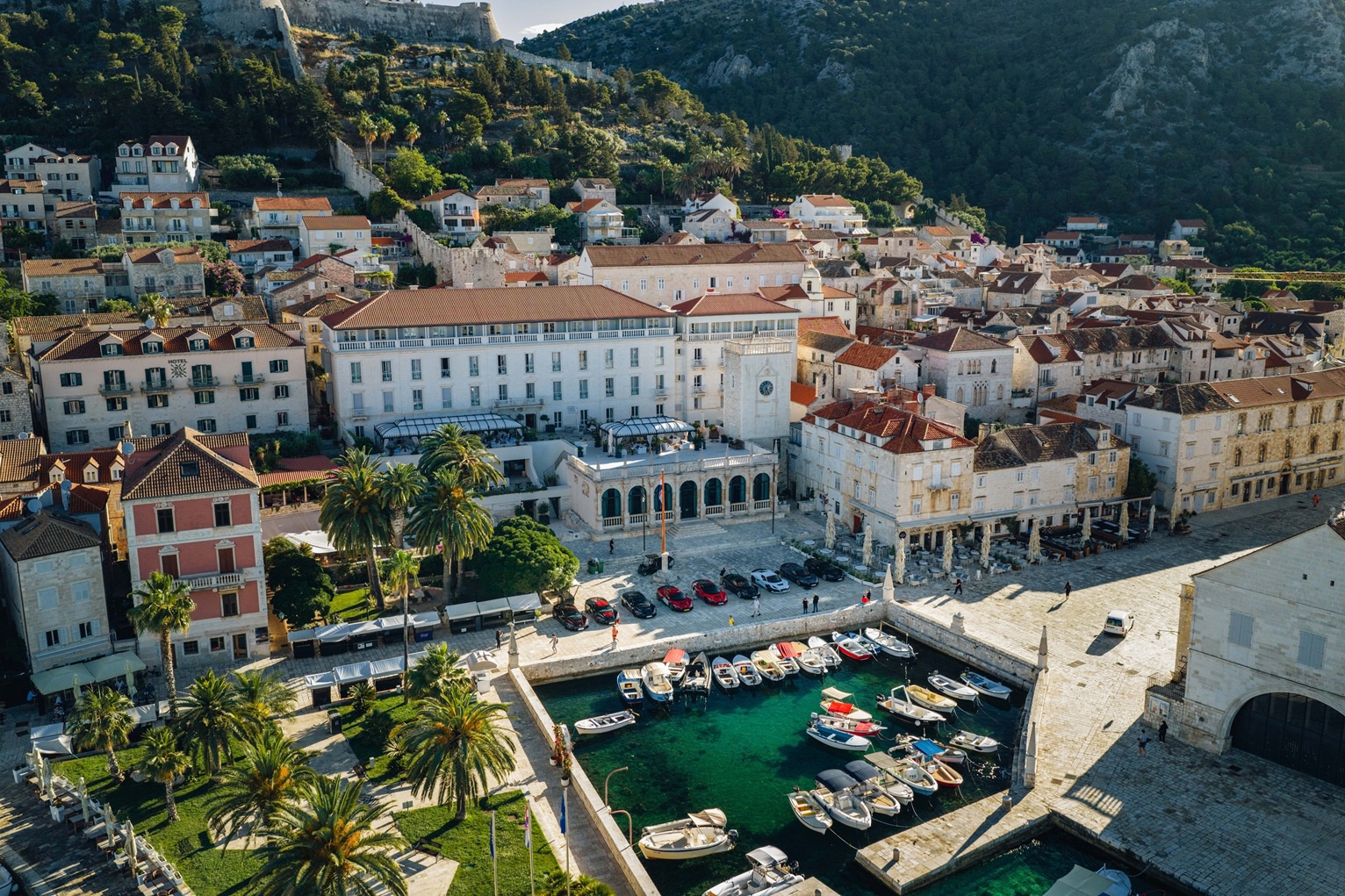Vlasnici 10 Rimac Nevera iz cijelog svijeta na turneji duž Dalmacije