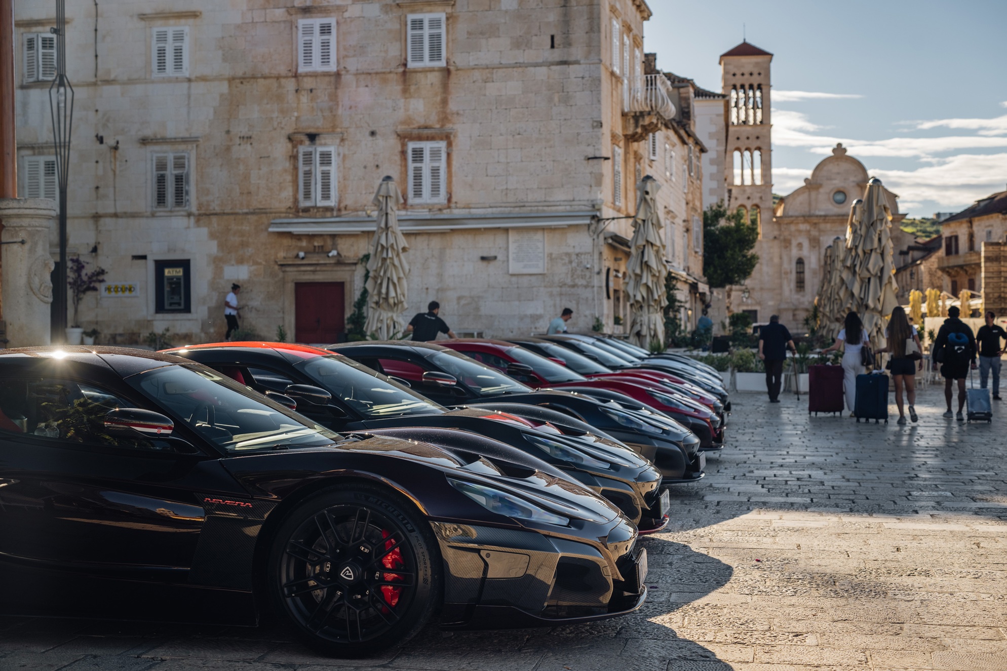 Vlasnici 10 Rimac Nevera iz cijelog svijeta na turneji duž Dalmacije