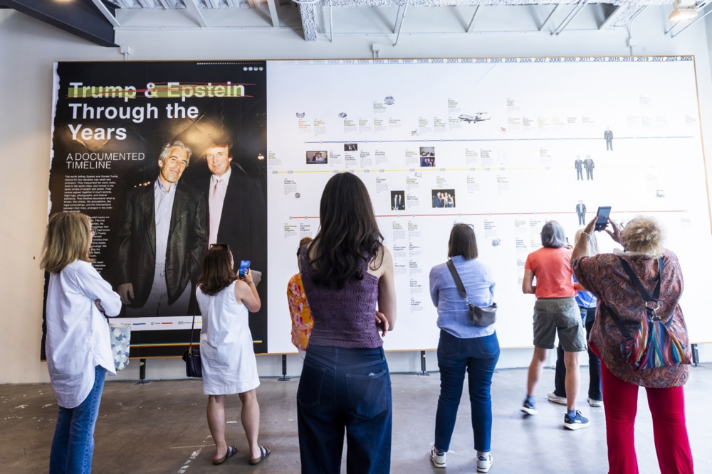 FOTO U Washingtonu otvorena "Spomen-čitaonica Trumpa i Epsteina"