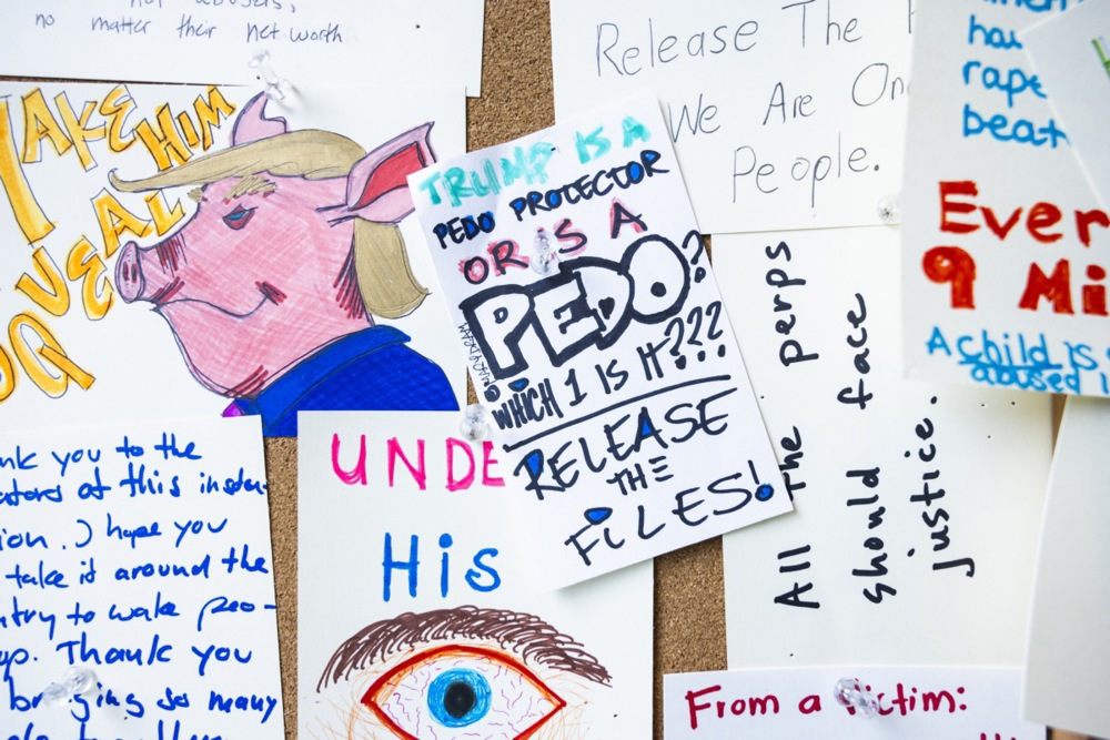 FOTO U Washingtonu otvorena "Spomen-čitaonica Trumpa i Epsteina"