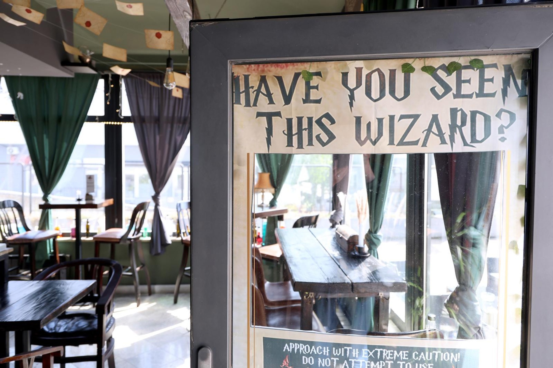 U Sesvetama otvoren kafić inspiriran Harryjem Potterom. Ima čak i parking za metle