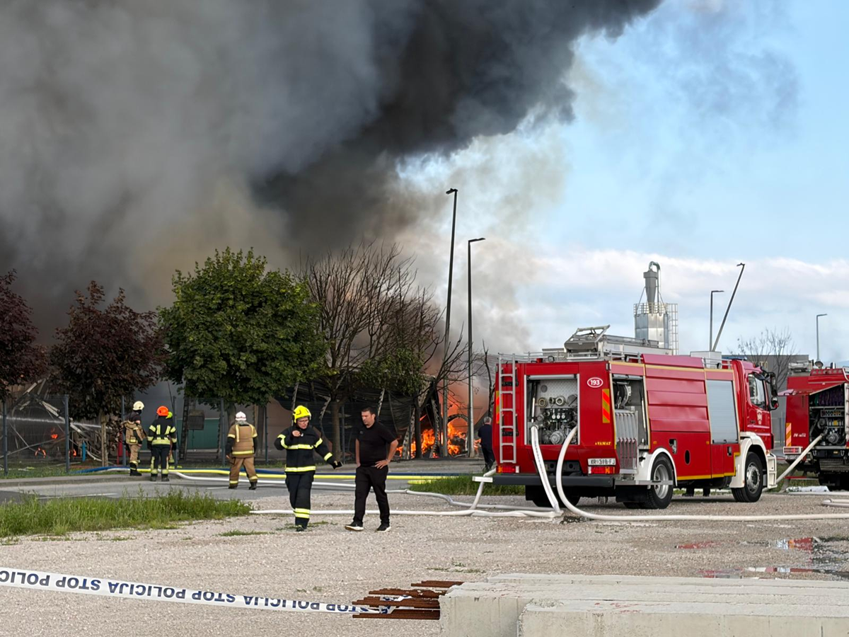 FOTO I VIDEO Gori tvornica dizajnerskog namještaja u Zagorju