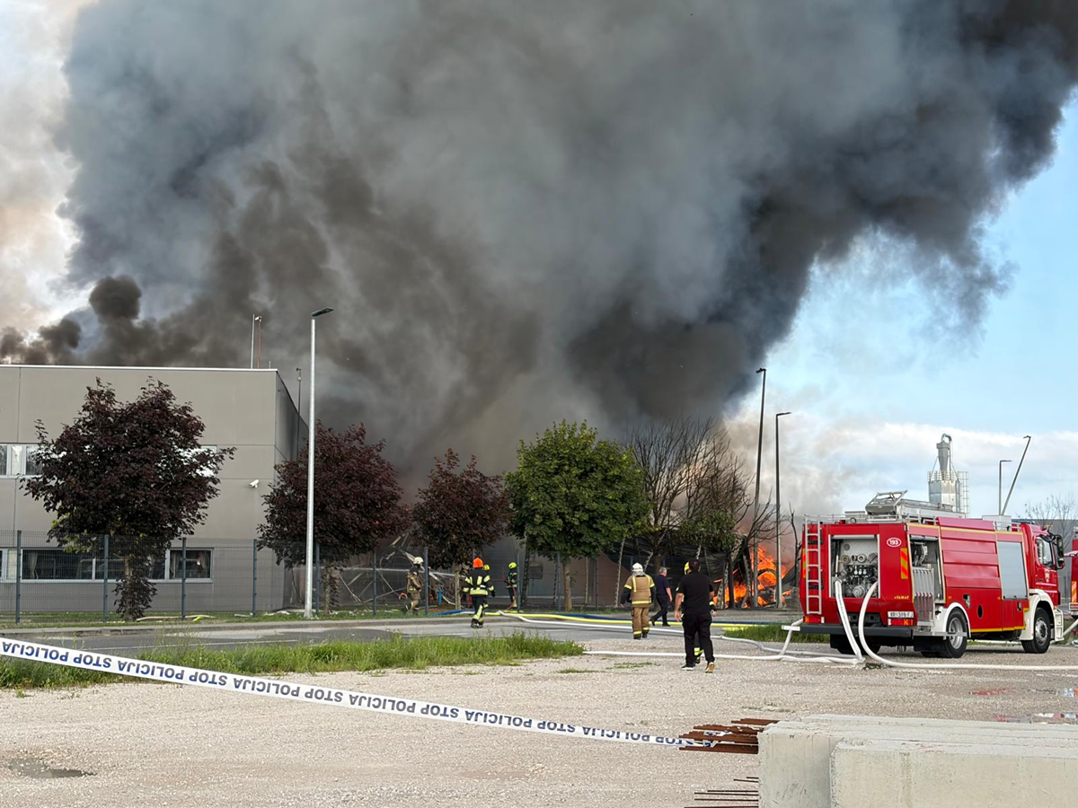 FOTO I VIDEO Gori tvornica dizajnerskog namještaja u Zagorju