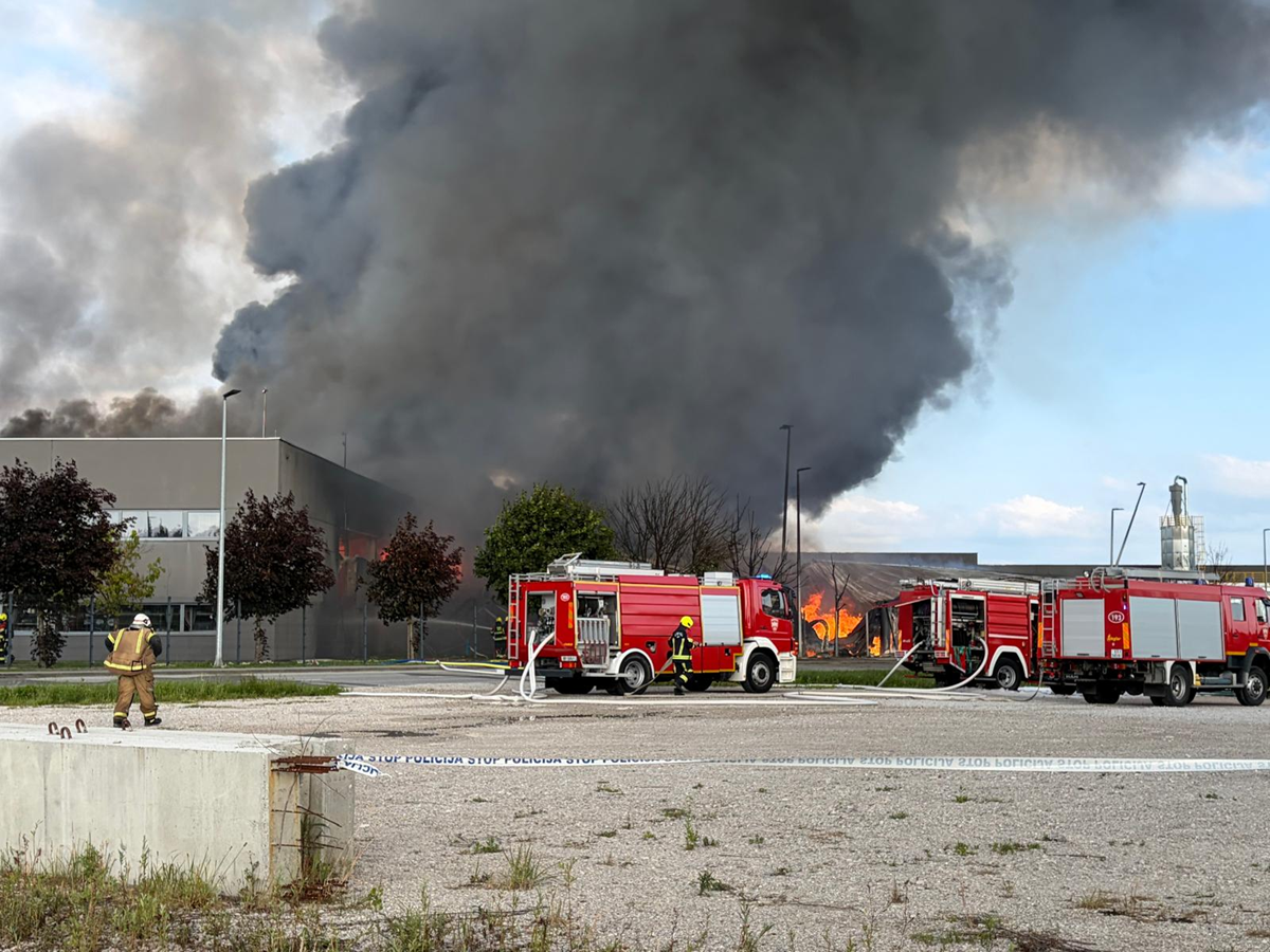 FOTO I VIDEO Gori tvornica dizajnerskog namještaja u Zagorju