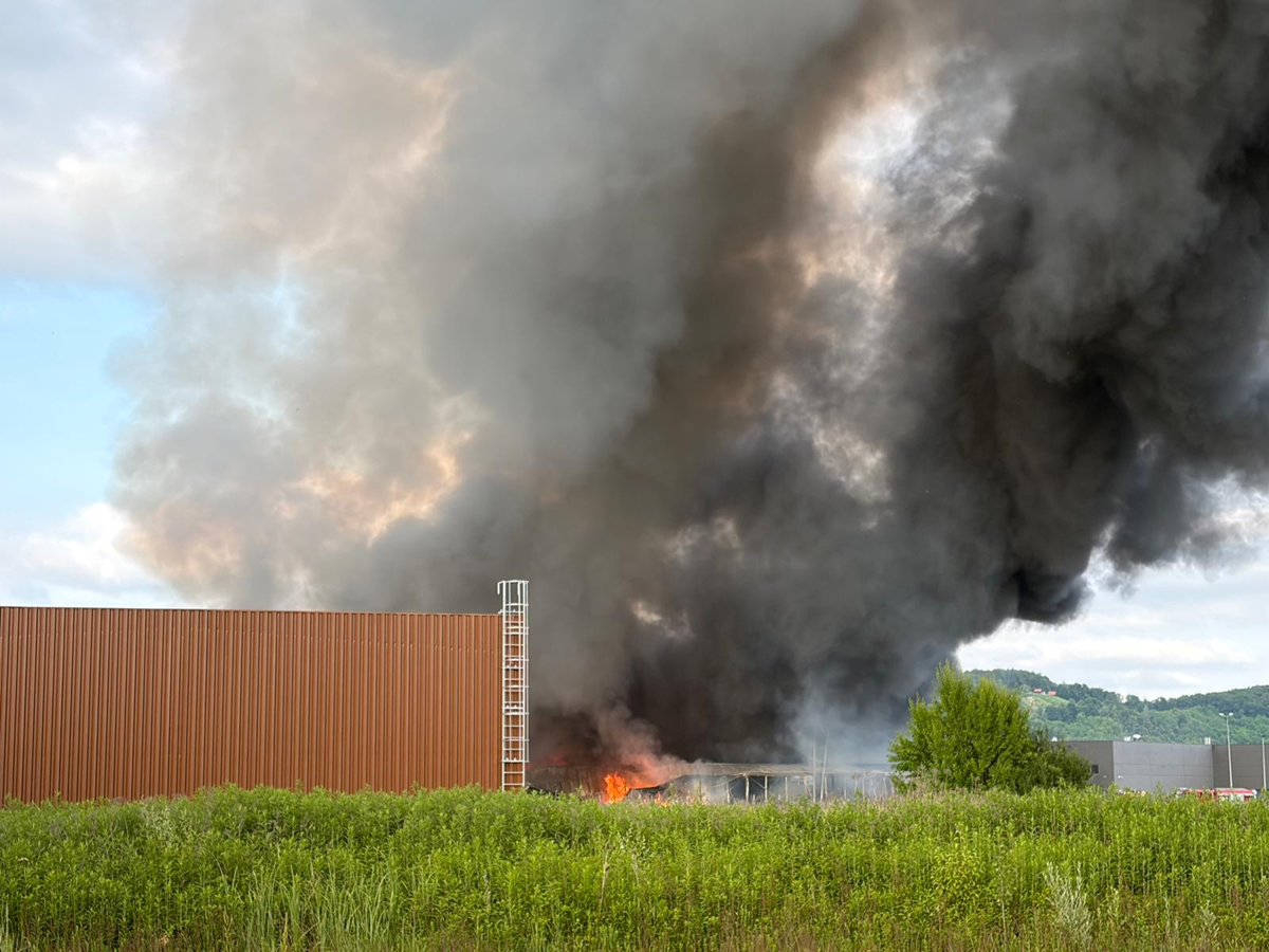 FOTO I VIDEO Gori tvornica dizajnerskog namještaja u Zagorju