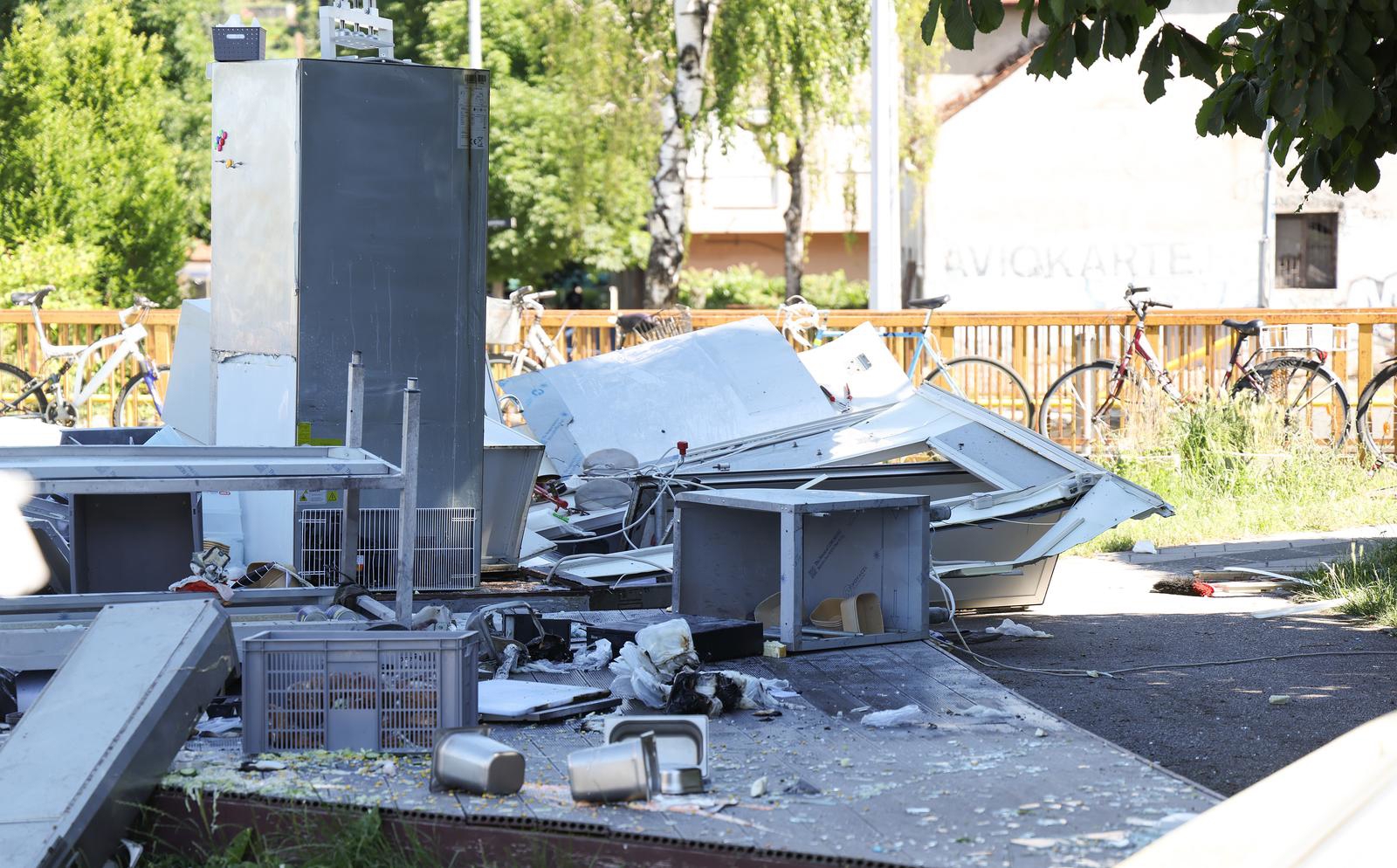 FOTO Eksplozija mobilne kućice fast fooda u zagrebačkom Podsusedu, dvoje ozlijeđenih