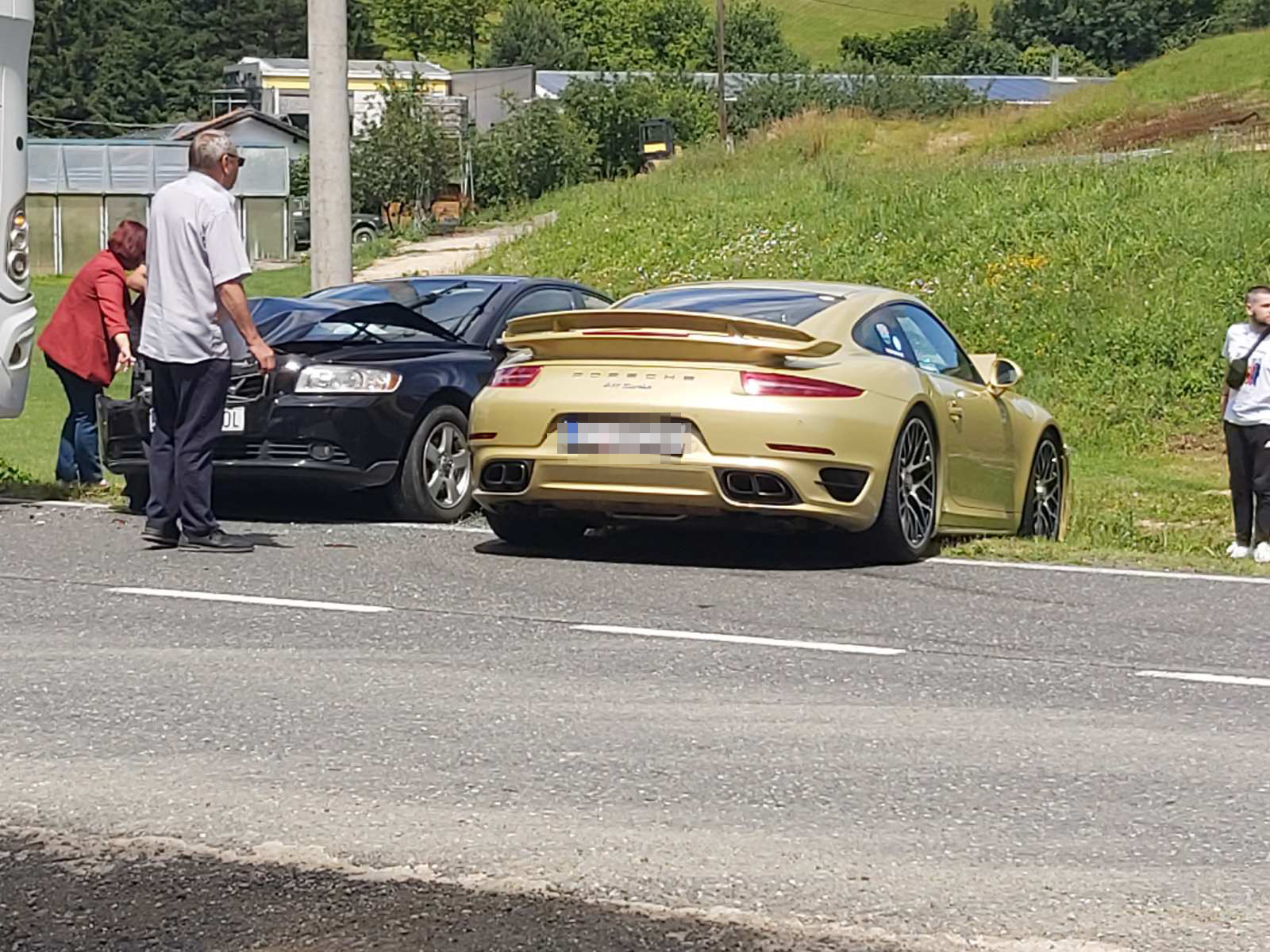 FOTO Porsche iz karavane luksuznih auta sudjelovao u sudaru s autobusom