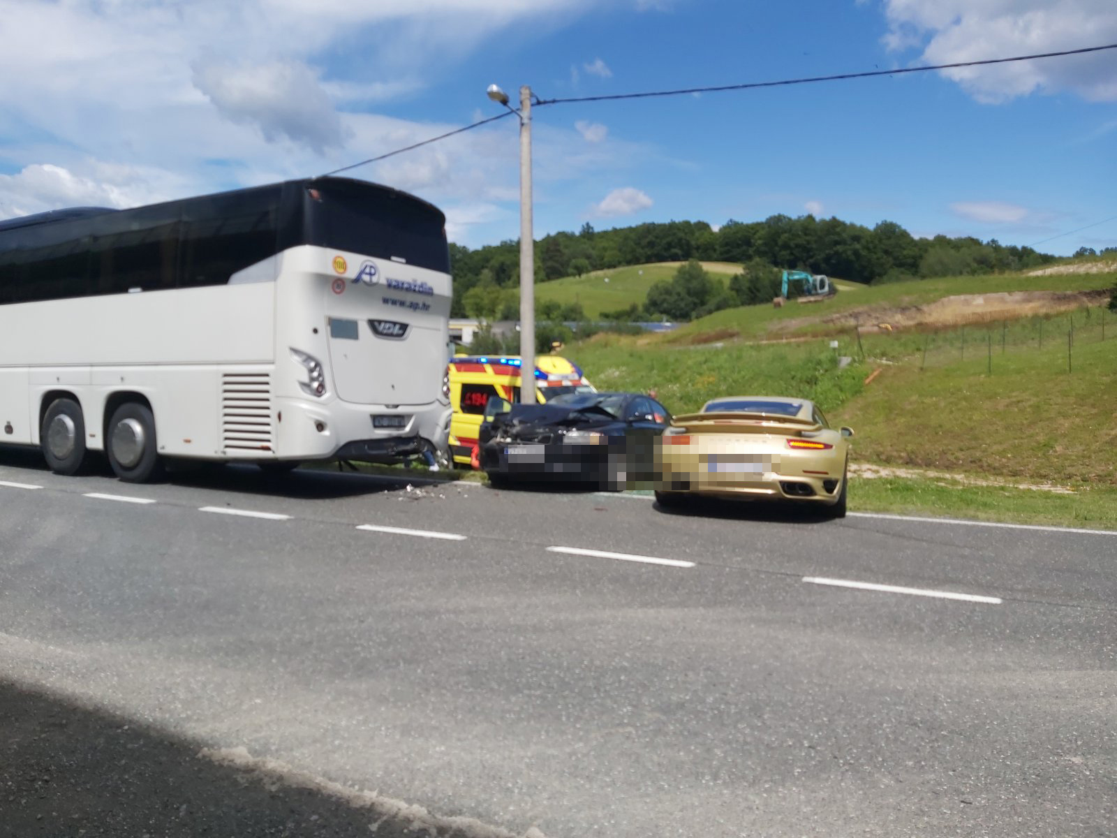 FOTO Porsche iz karavane luksuznih auta sudjelovao u sudaru s autobusom