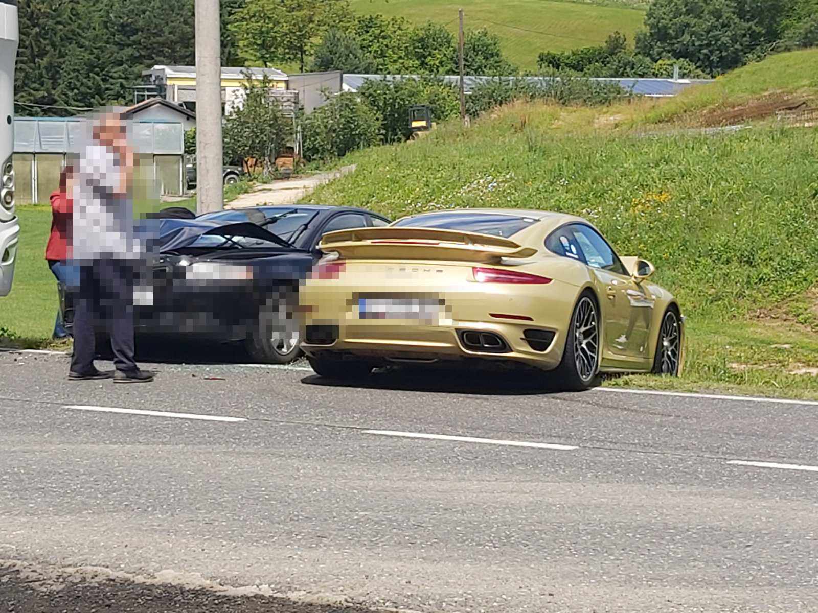 FOTO Porsche iz karavane luksuznih auta sudjelovao u sudaru s autobusom