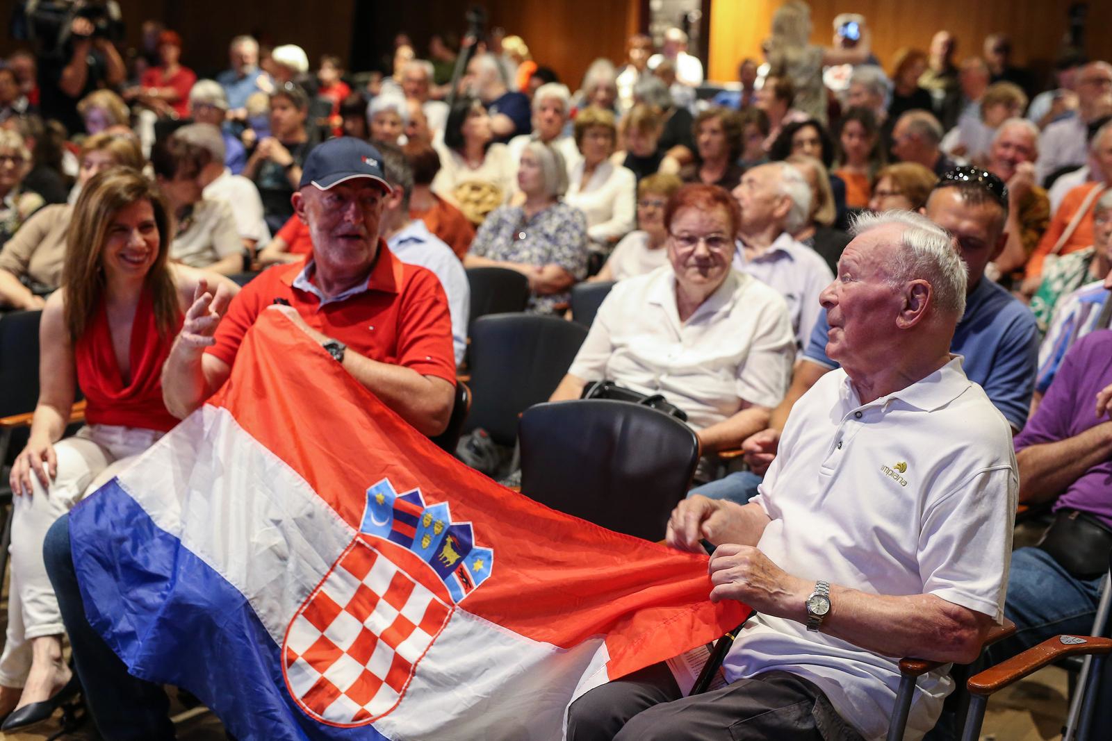 Neki od vas su htjeli voditi cure na koncert partizanske pjesme. Imamo fotke i snimke