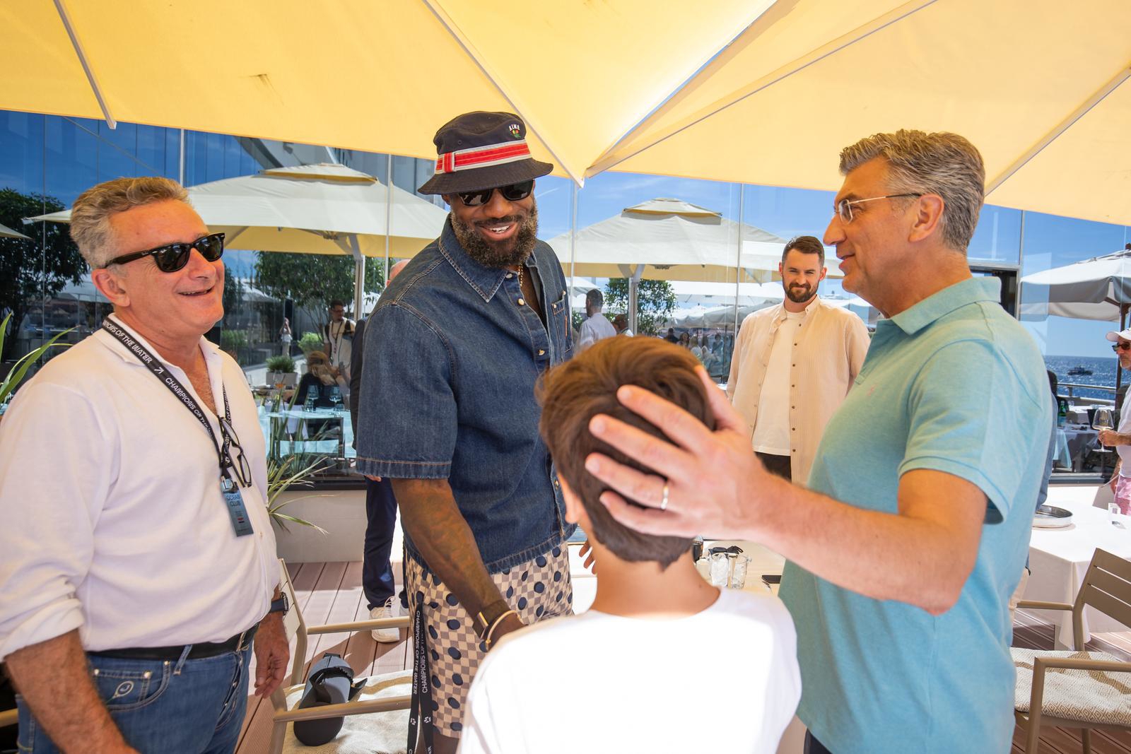 FOTO LeBron James potpisao dres sinu Andreja Plenkovića