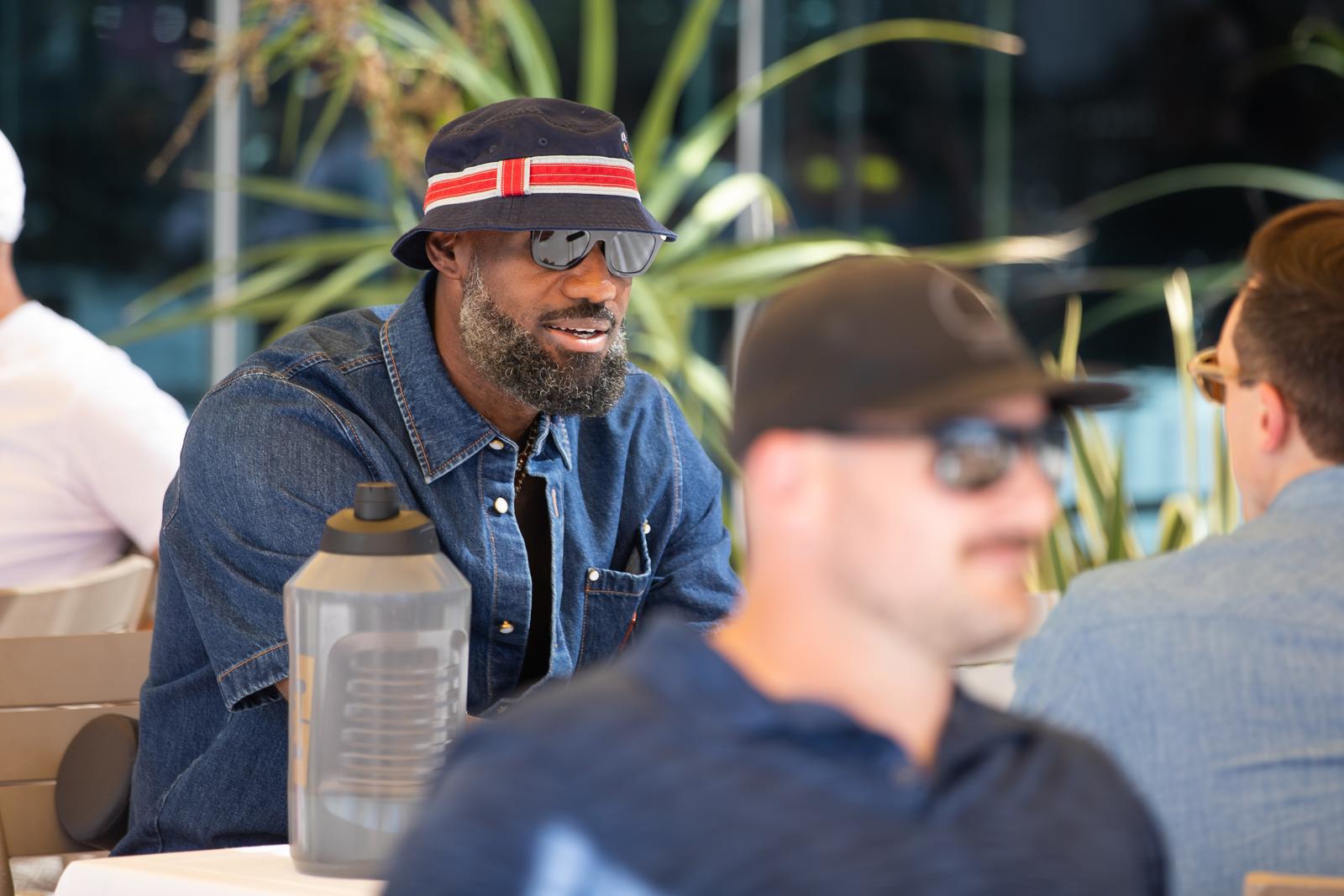 FOTO LeBron James potpisao dres sinu Andreja Plenkovića